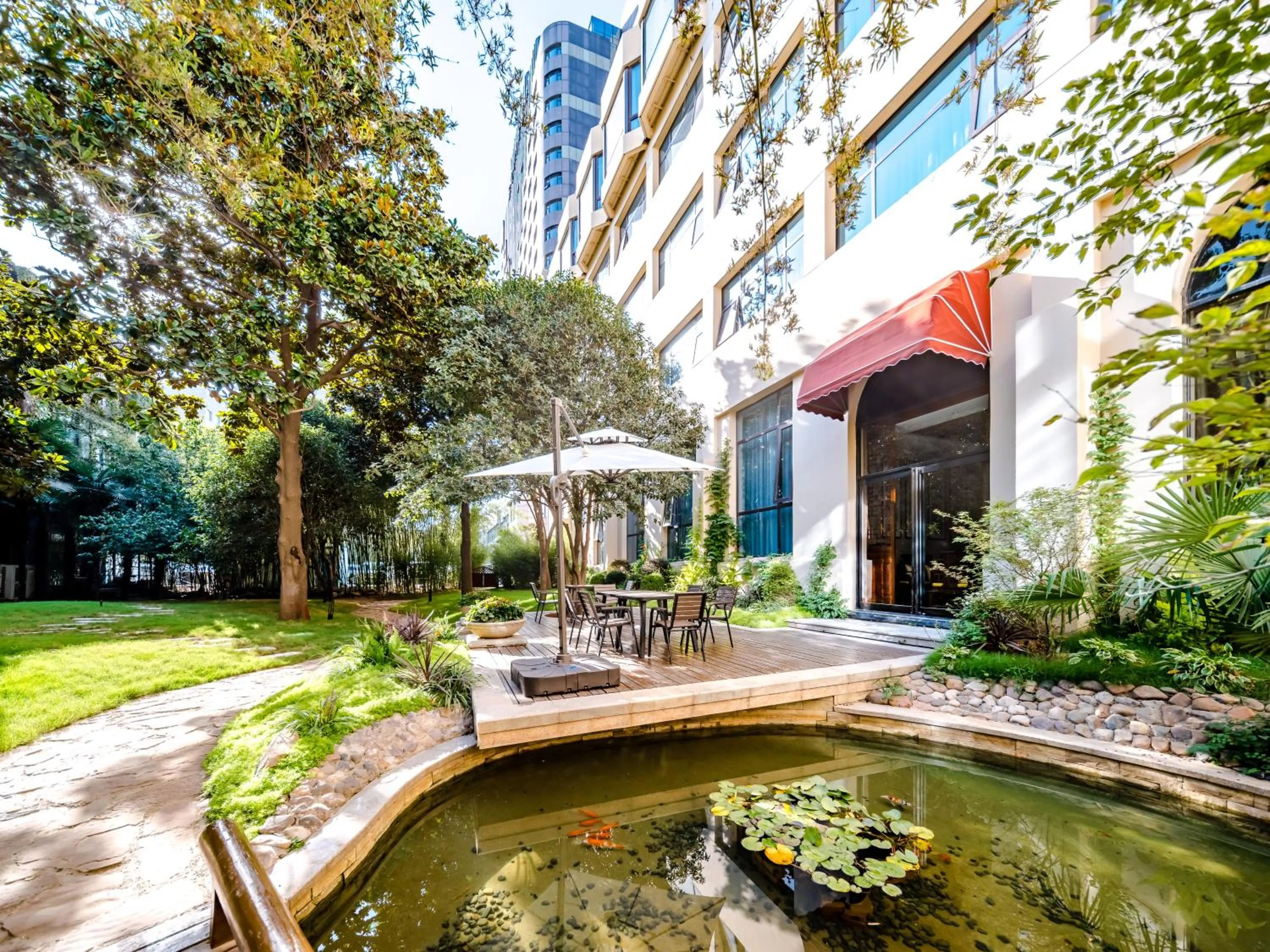 Garden in Crowne Plaza Zhengzhou by IHG