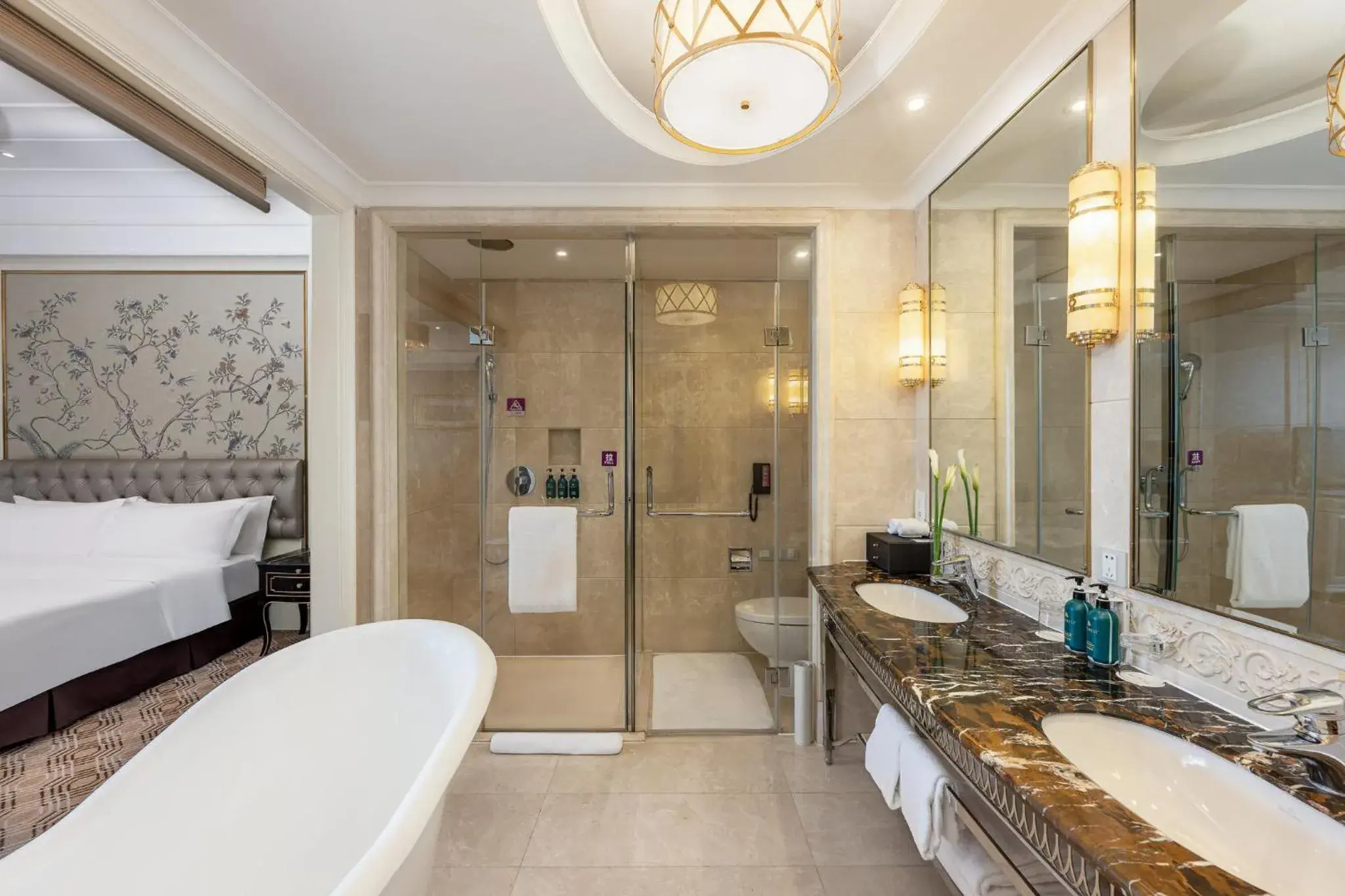 One-Bedroom King Suite - Non-Smoking in Crowne Plaza Zhengzhou by IHG One-Bedroom King Suite - Non-Smoking in Crowne Plaza Zhengzhou by IHG