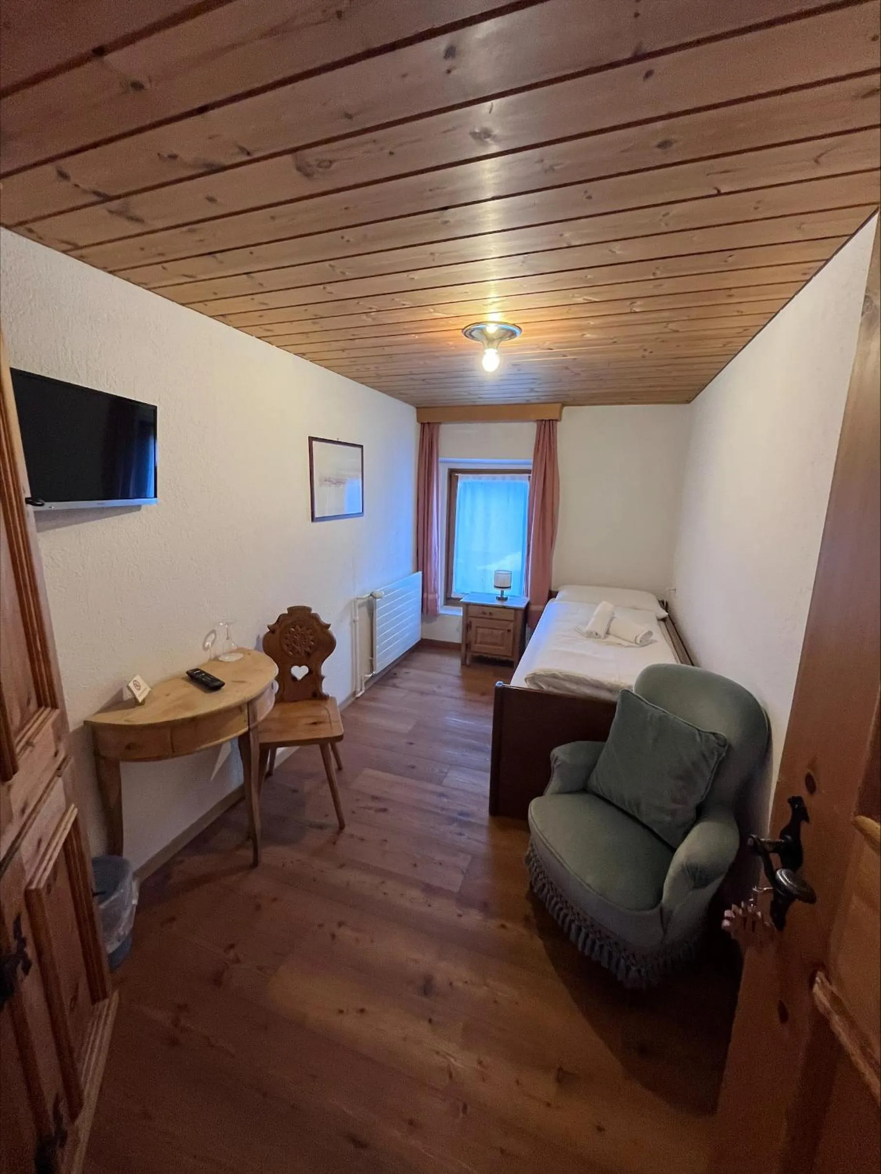 Bedroom, Bed in Hotel Alpina