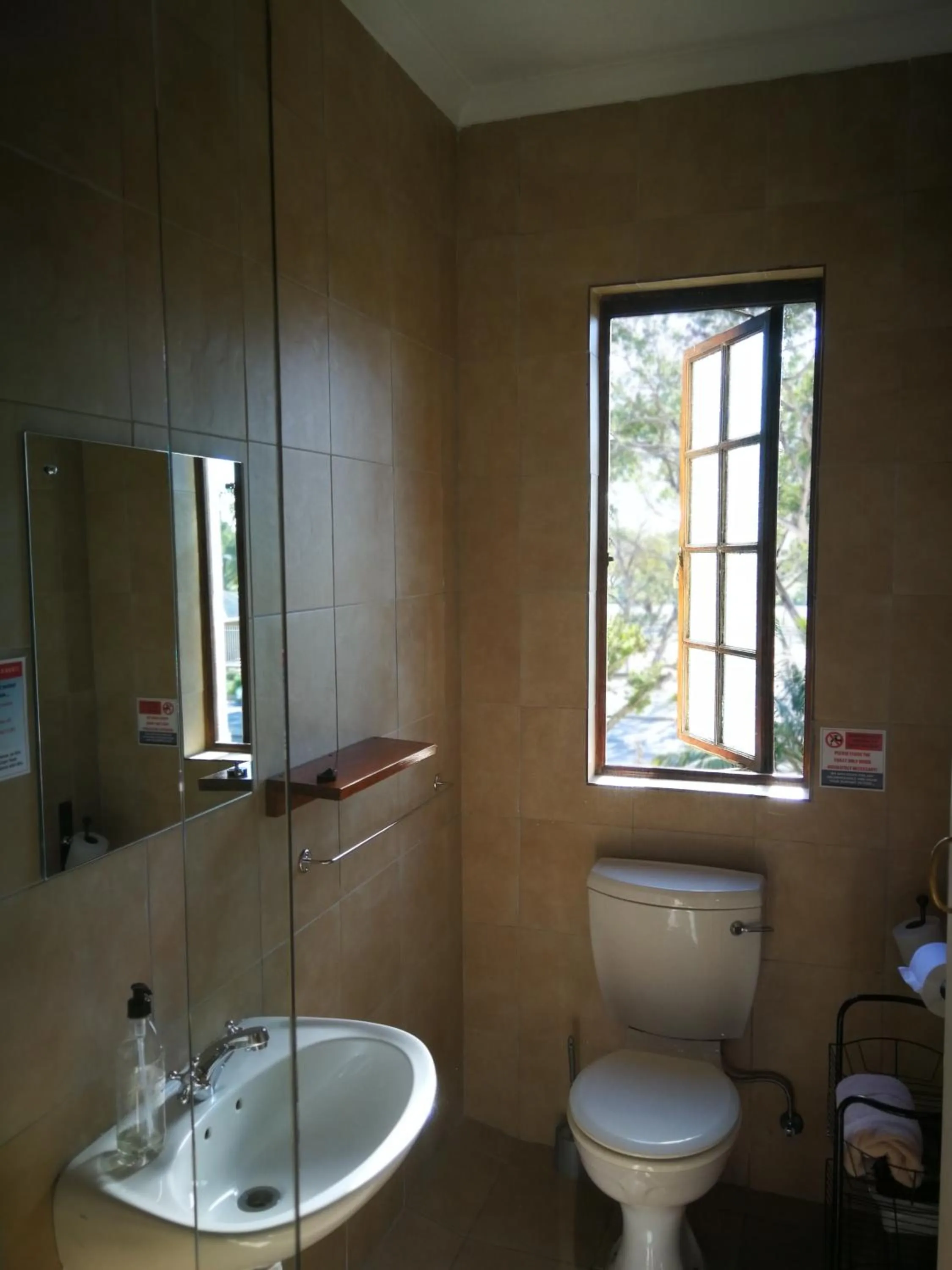 Bathroom in A Sunflower Stop Backpackers