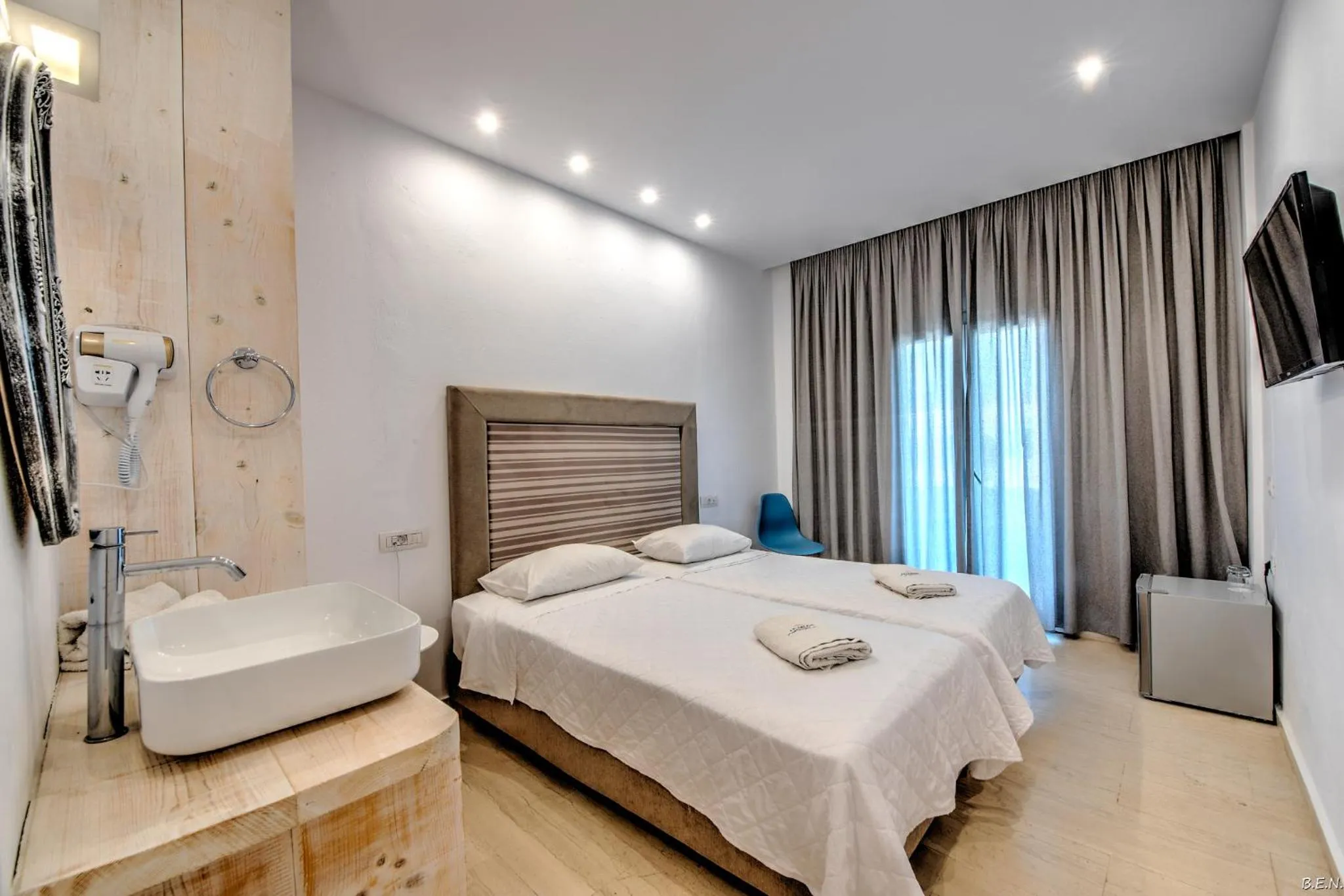 Photo of the whole room, Bed in Anamar Santorini