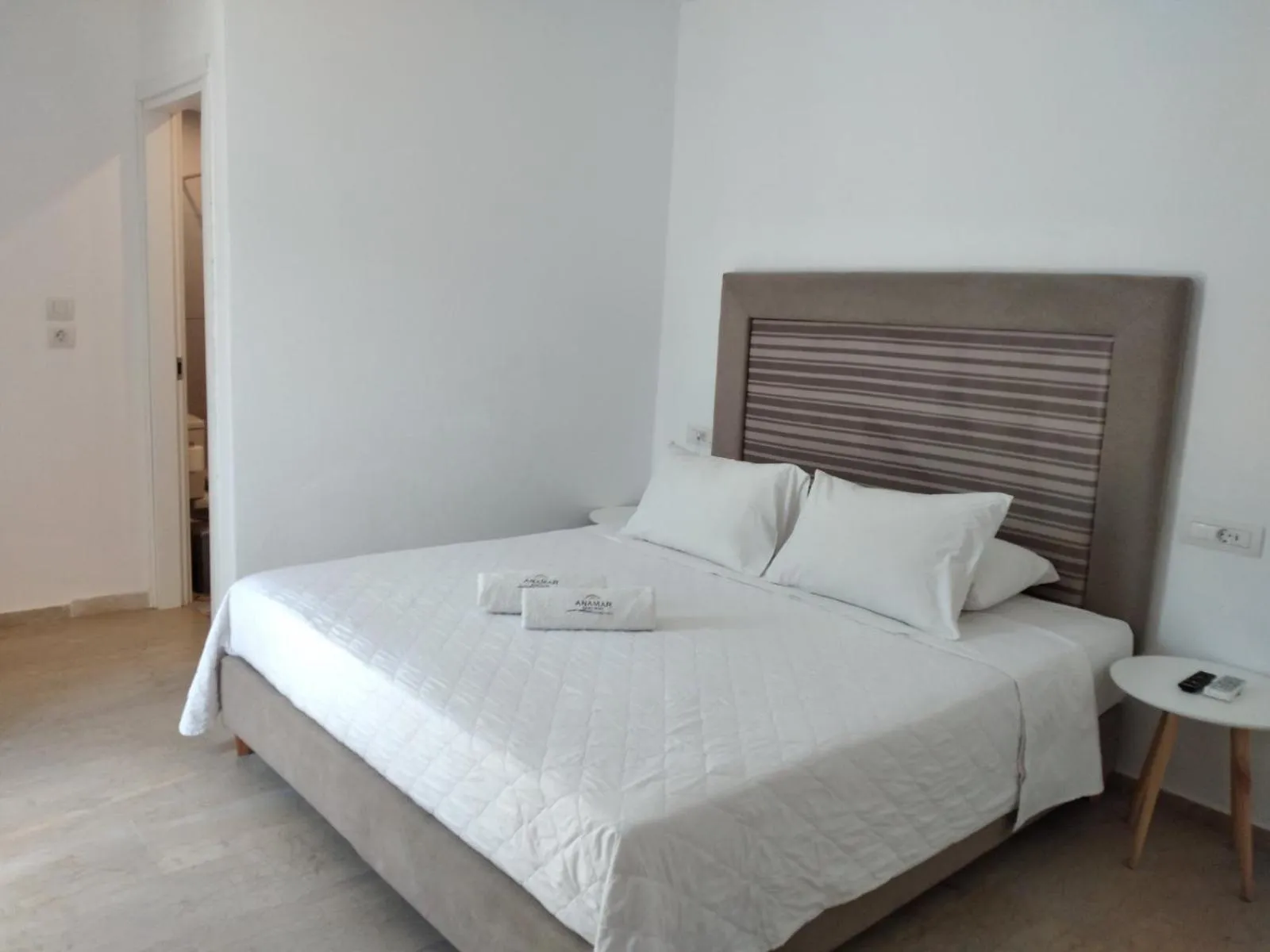 Photo of the whole room, Bed in Anamar Santorini