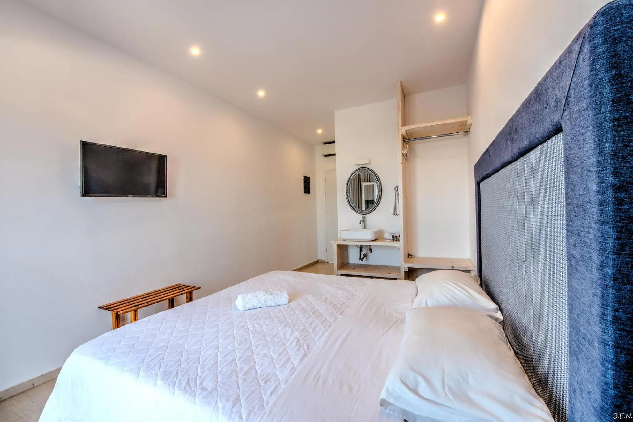 Photo of the whole room, Bed in Anamar Santorini