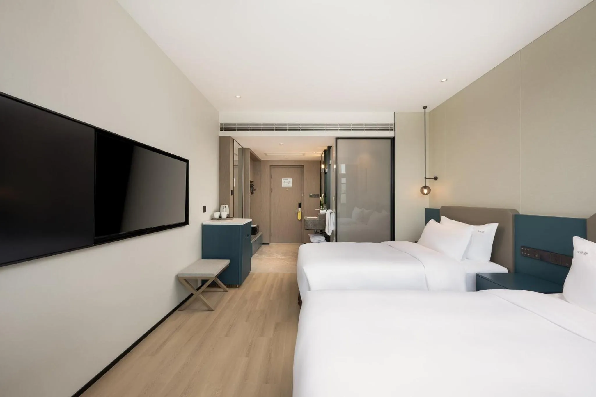 Photo of the whole room, Bed in Holiday Inn Zhengzhou Zhongzhou by IHG