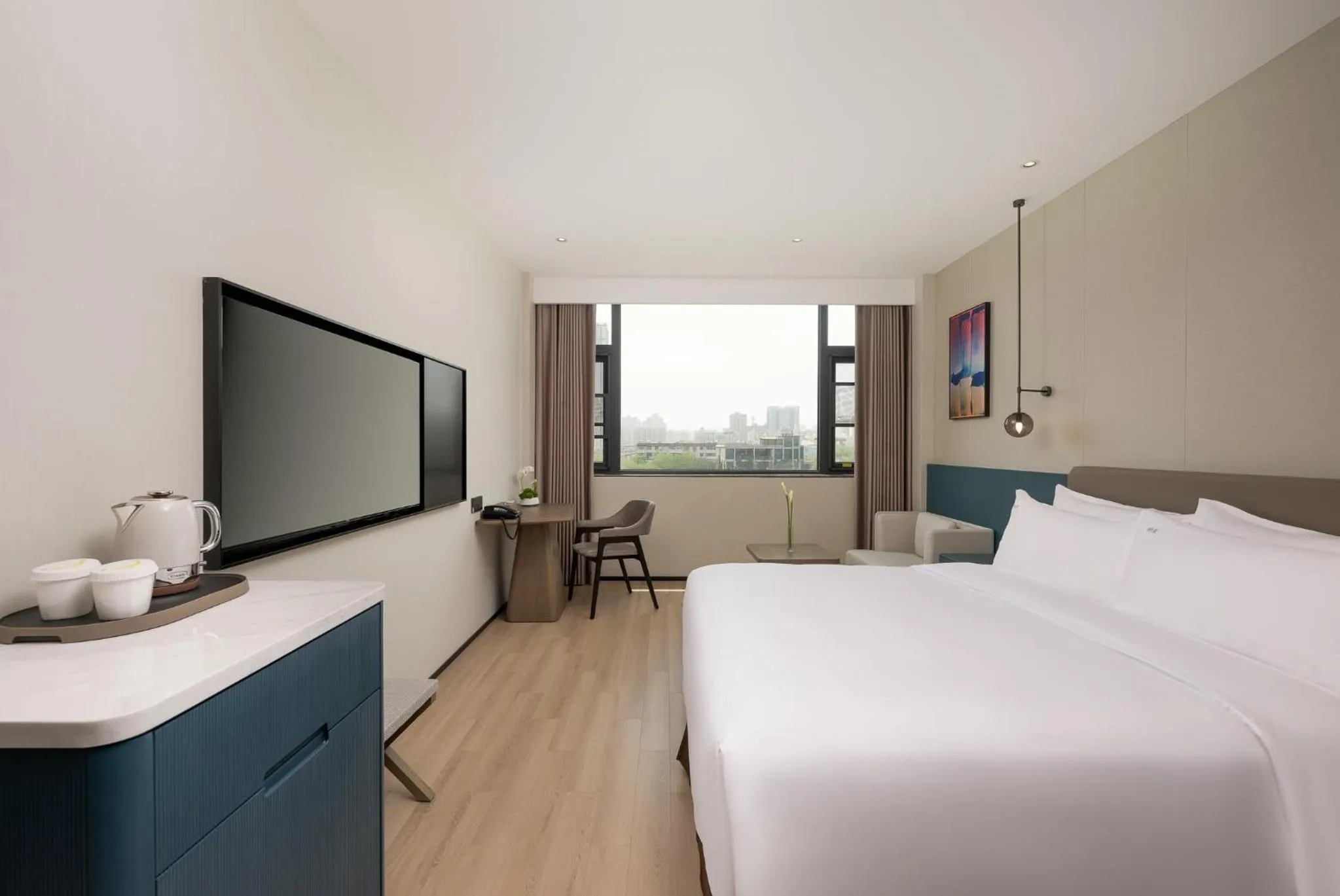 Photo of the whole room, Bed in Holiday Inn Zhengzhou Zhongzhou by IHG