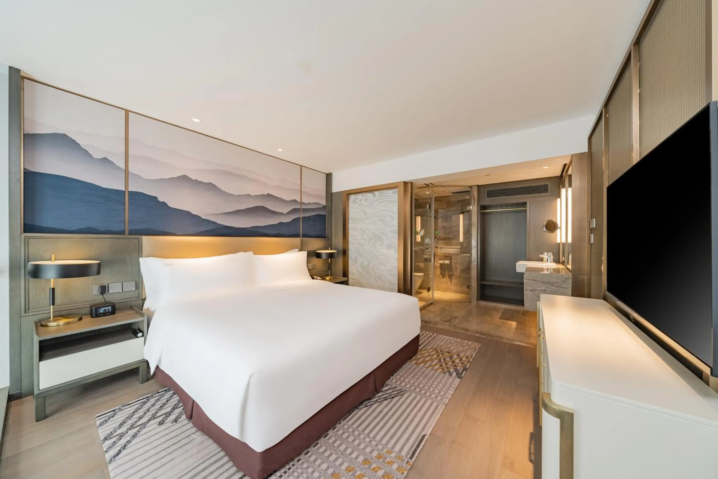 Photo of the whole room, Bed in Holiday Inn Zhengzhou Zhongzhou by IHG