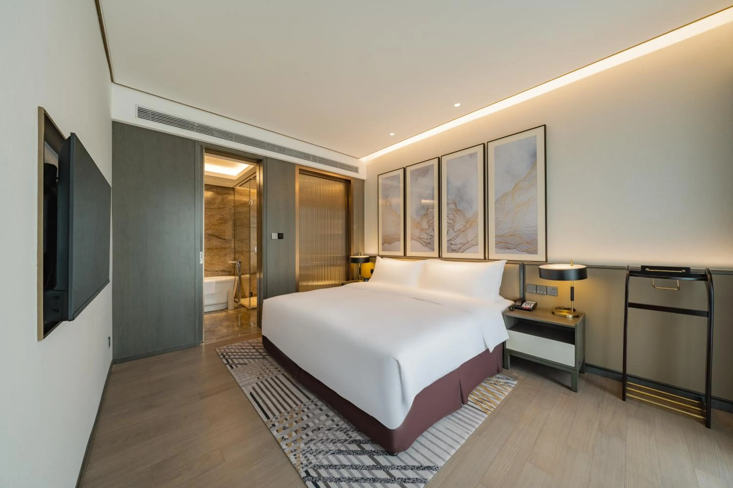 Photo of the whole room, Bed in Holiday Inn Zhengzhou Zhongzhou by IHG