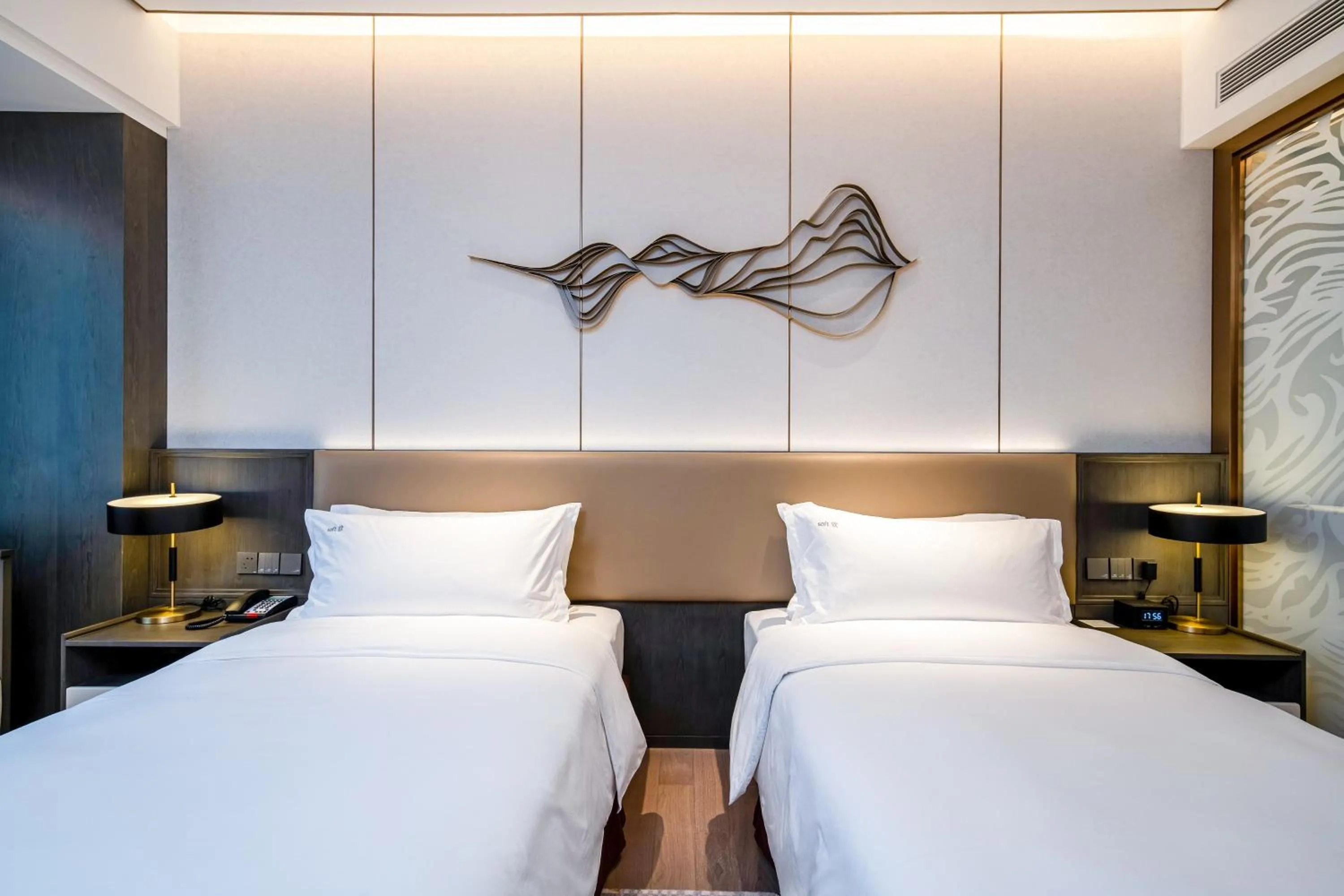 Photo of the whole room, Bed in Holiday Inn Zhengzhou Zhongzhou by IHG