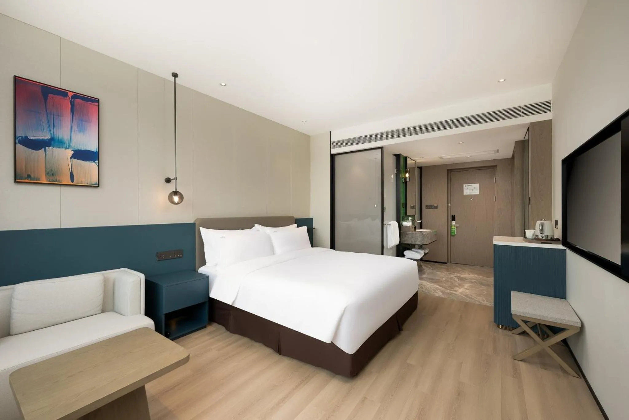 Photo of the whole room, Bed in Holiday Inn Zhengzhou Zhongzhou by IHG