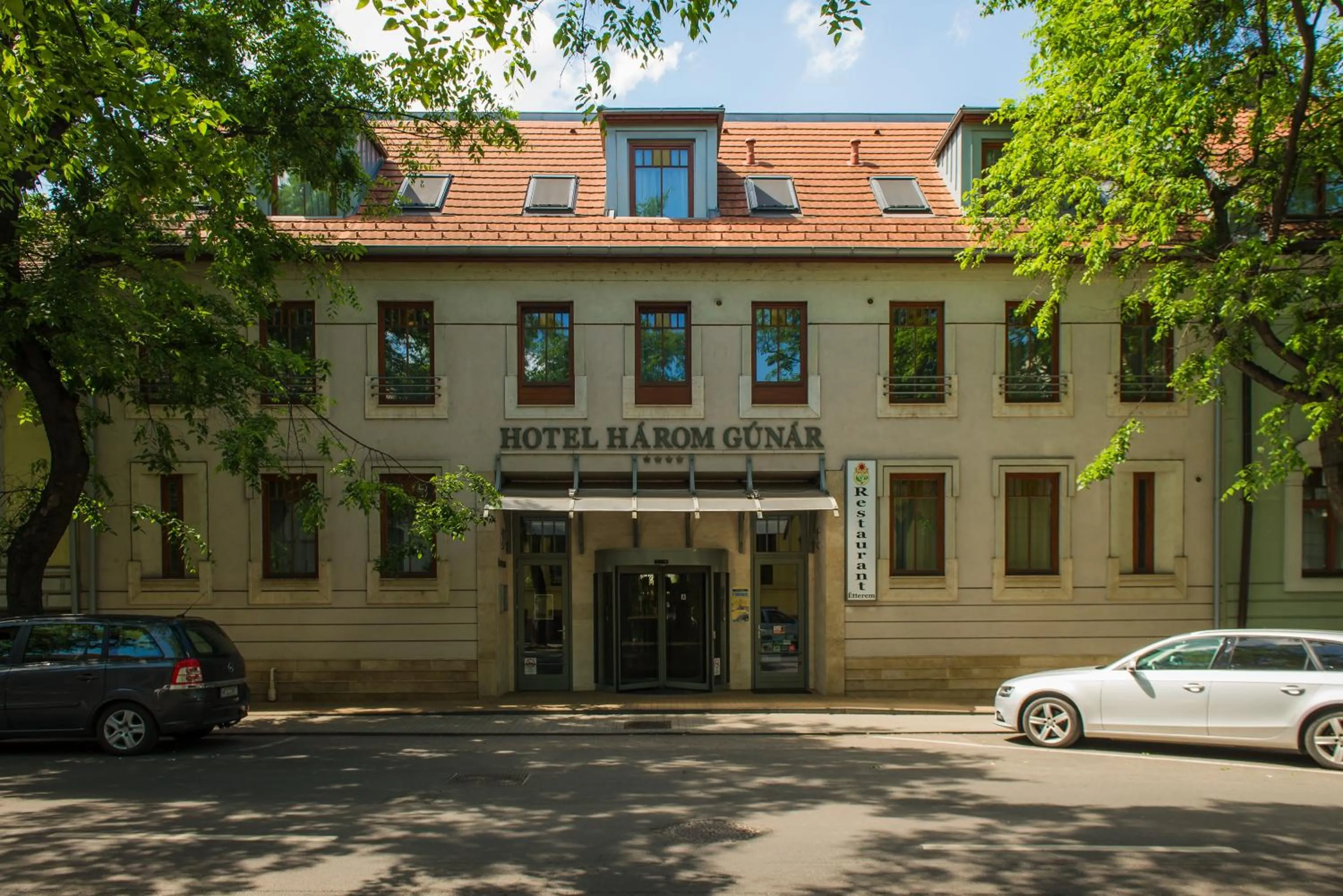 Property building in Hotel Három Gúnár