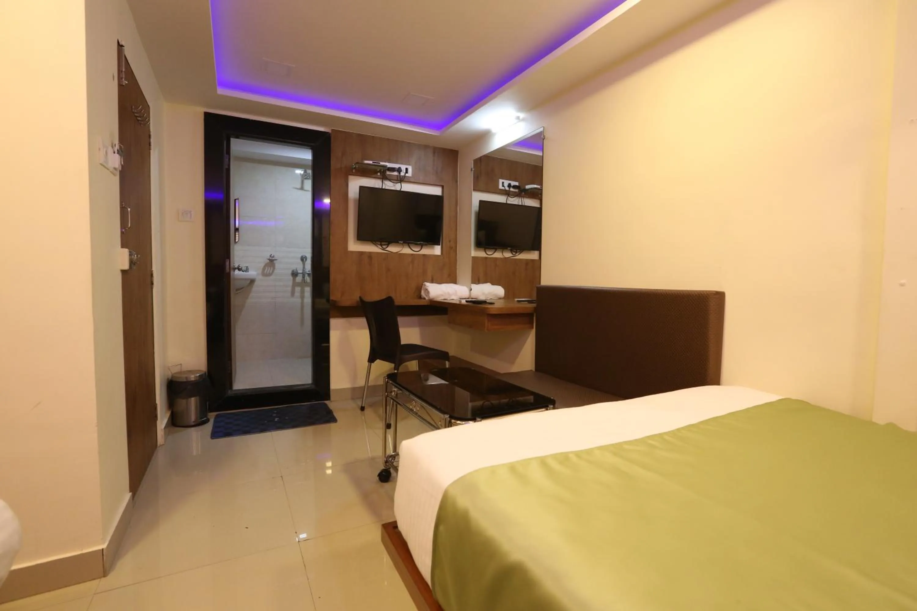 Photo of the whole room, Bed in Hotel Happyland