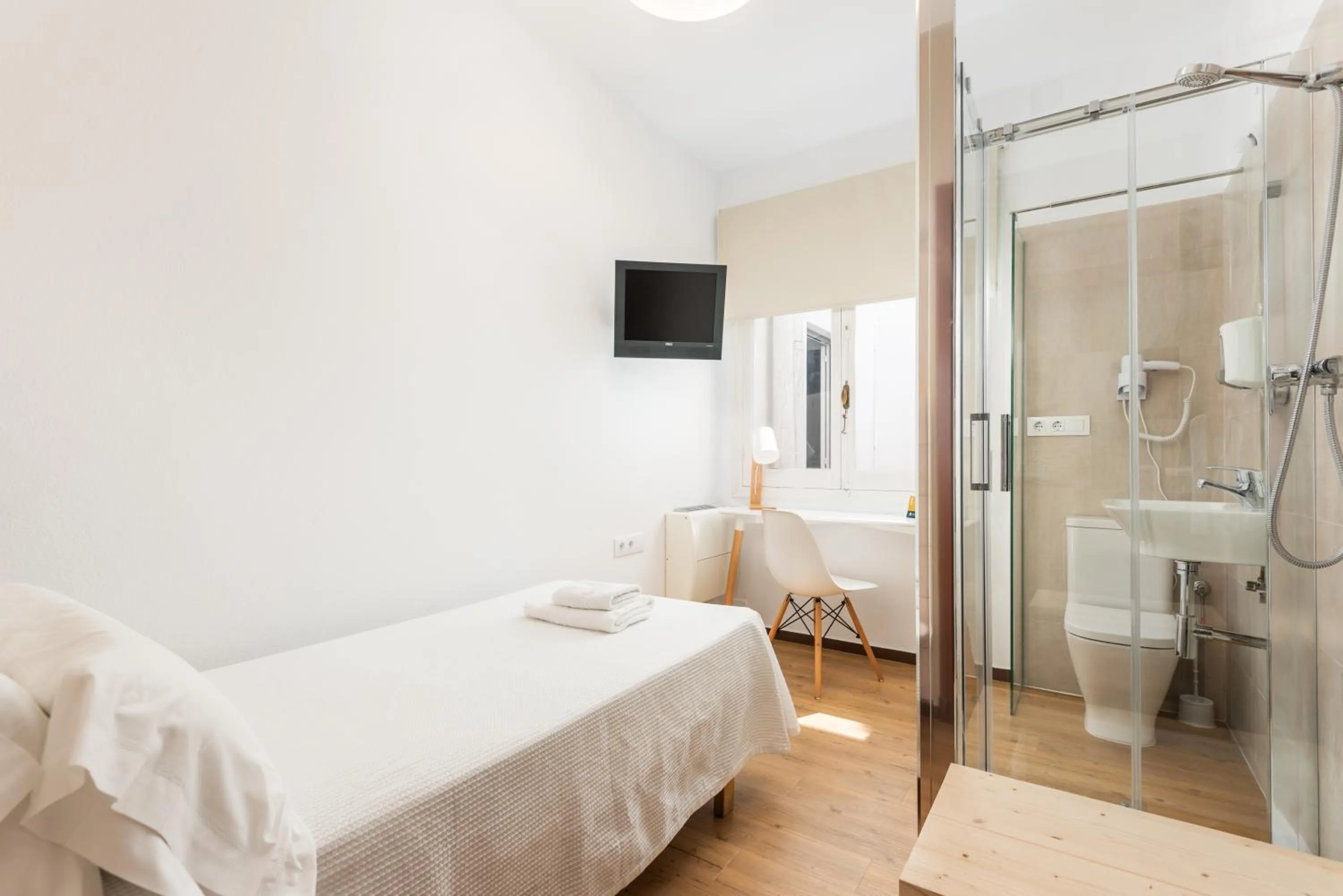 Photo of the whole room, Bed in Hostal Jume - Urban Rooms