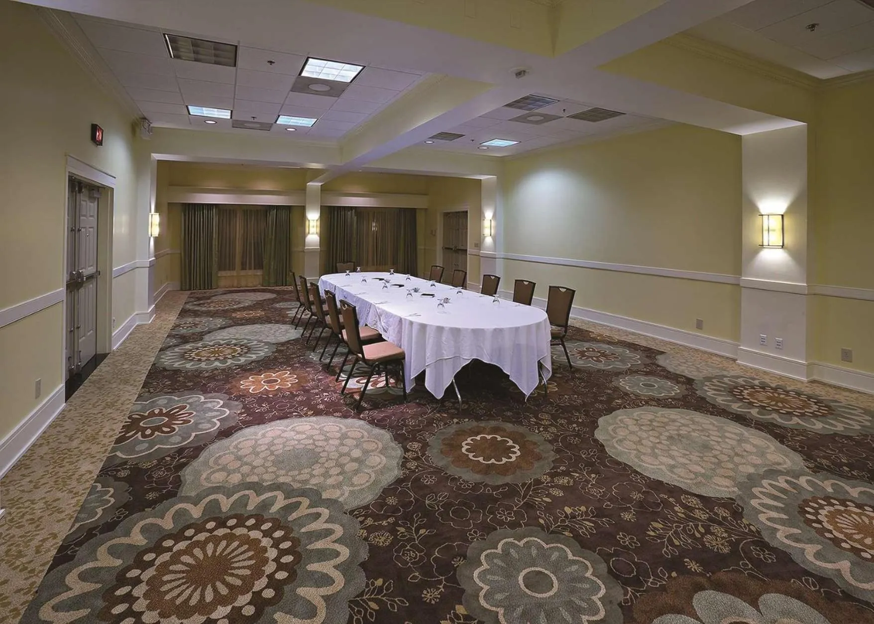 Meeting/conference room in Doubletree Suites by Hilton at The Battery Atlanta