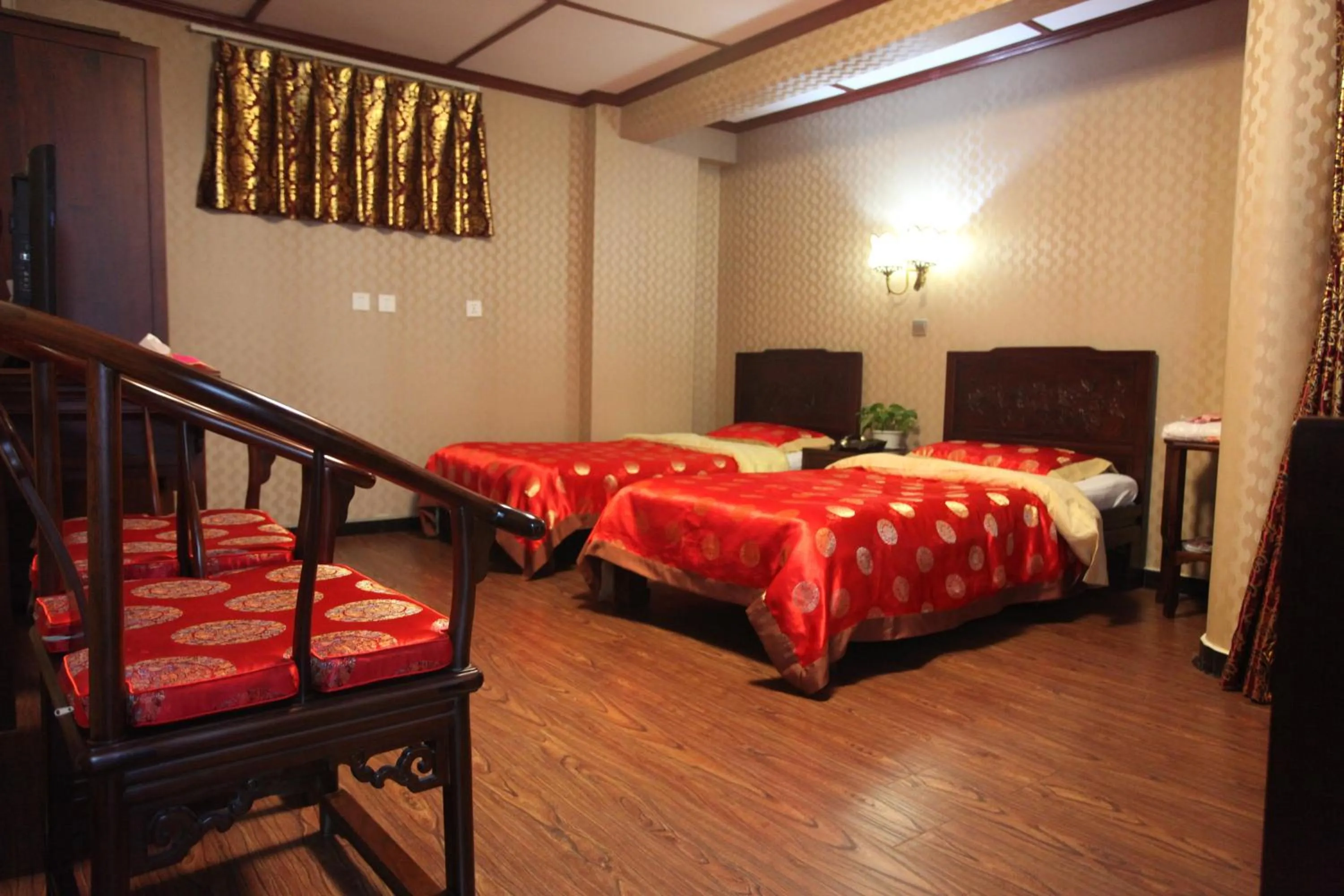 Bed in Imperial Courtyard