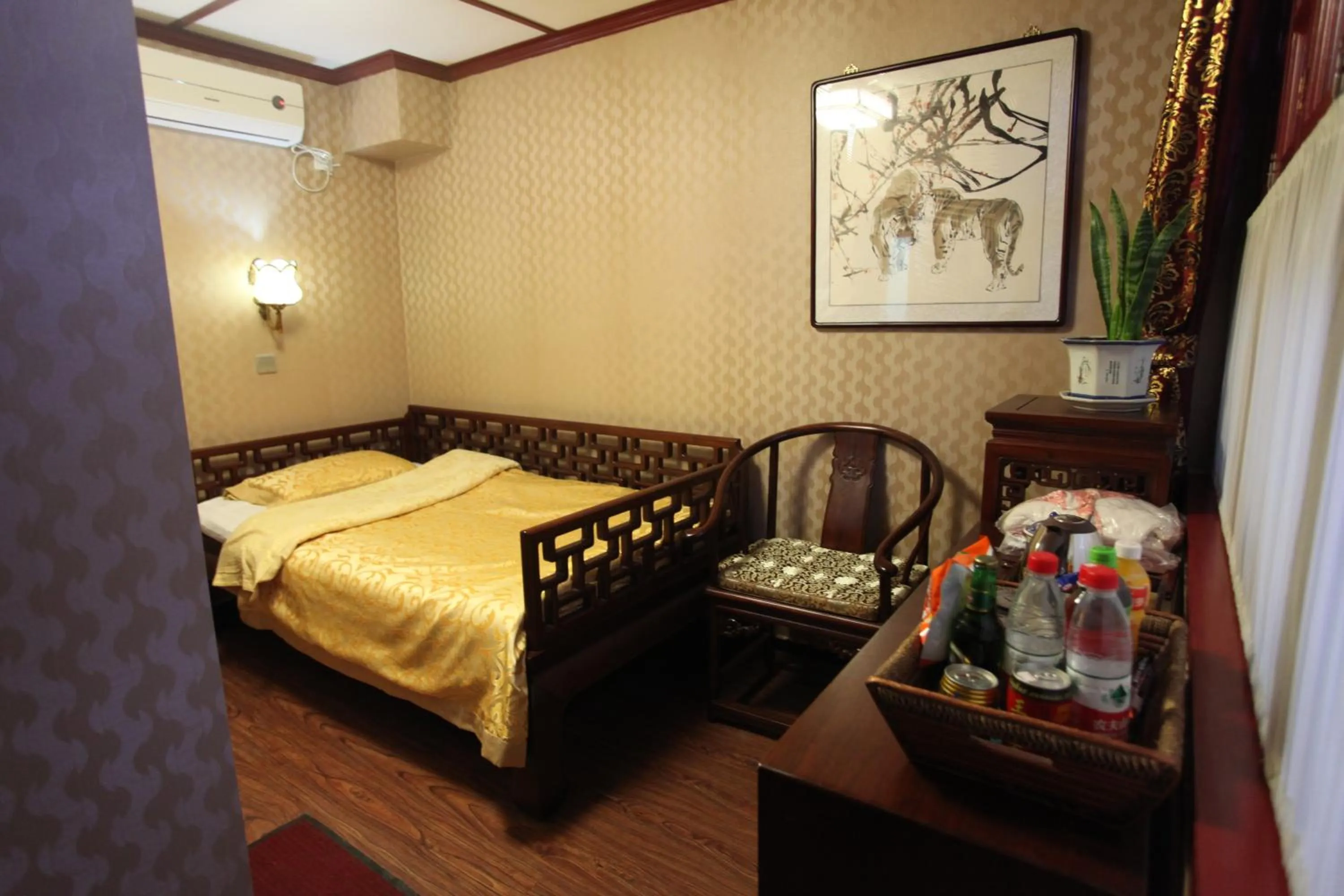 Bed in Imperial Courtyard