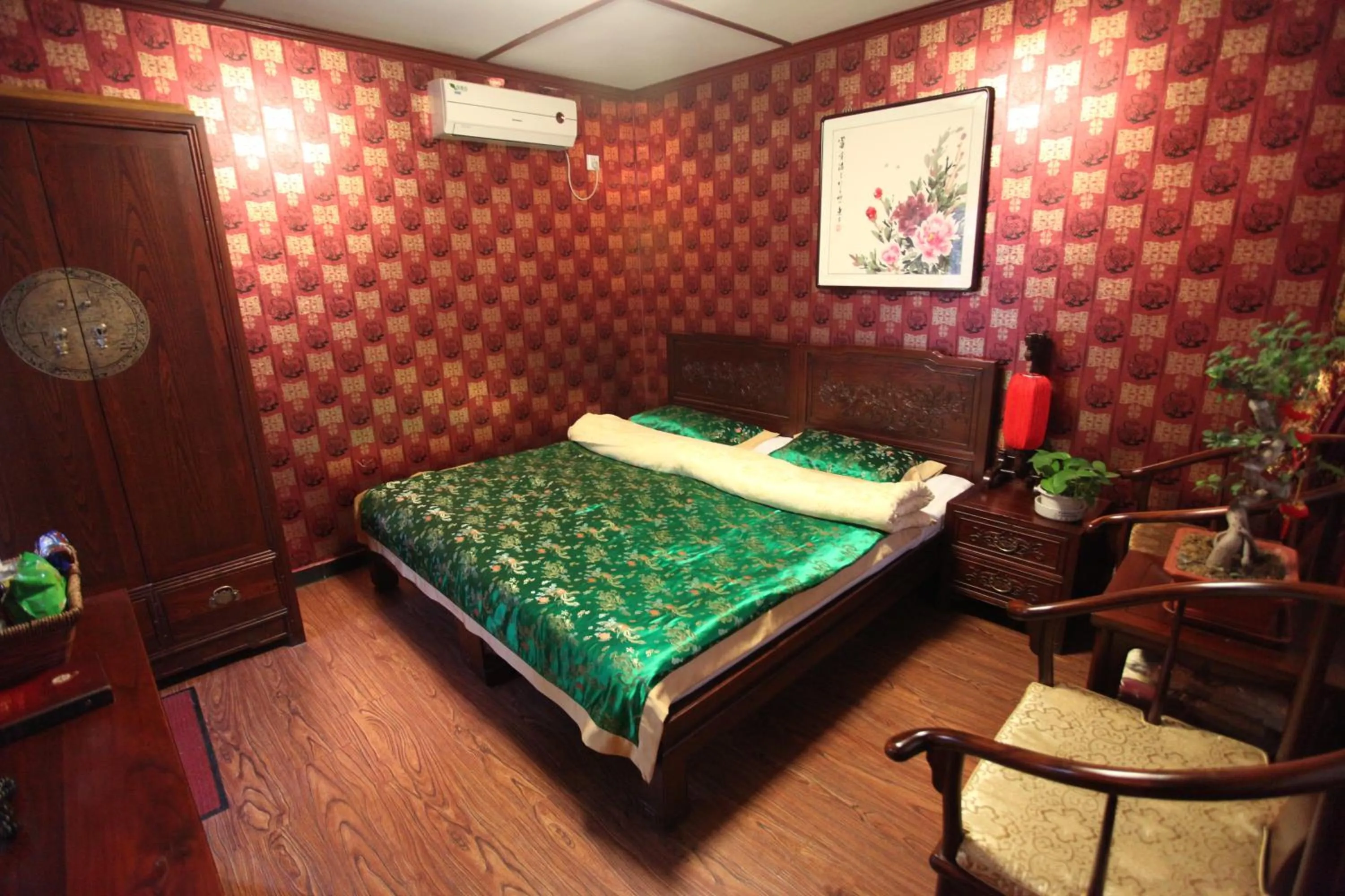 Bed in Imperial Courtyard