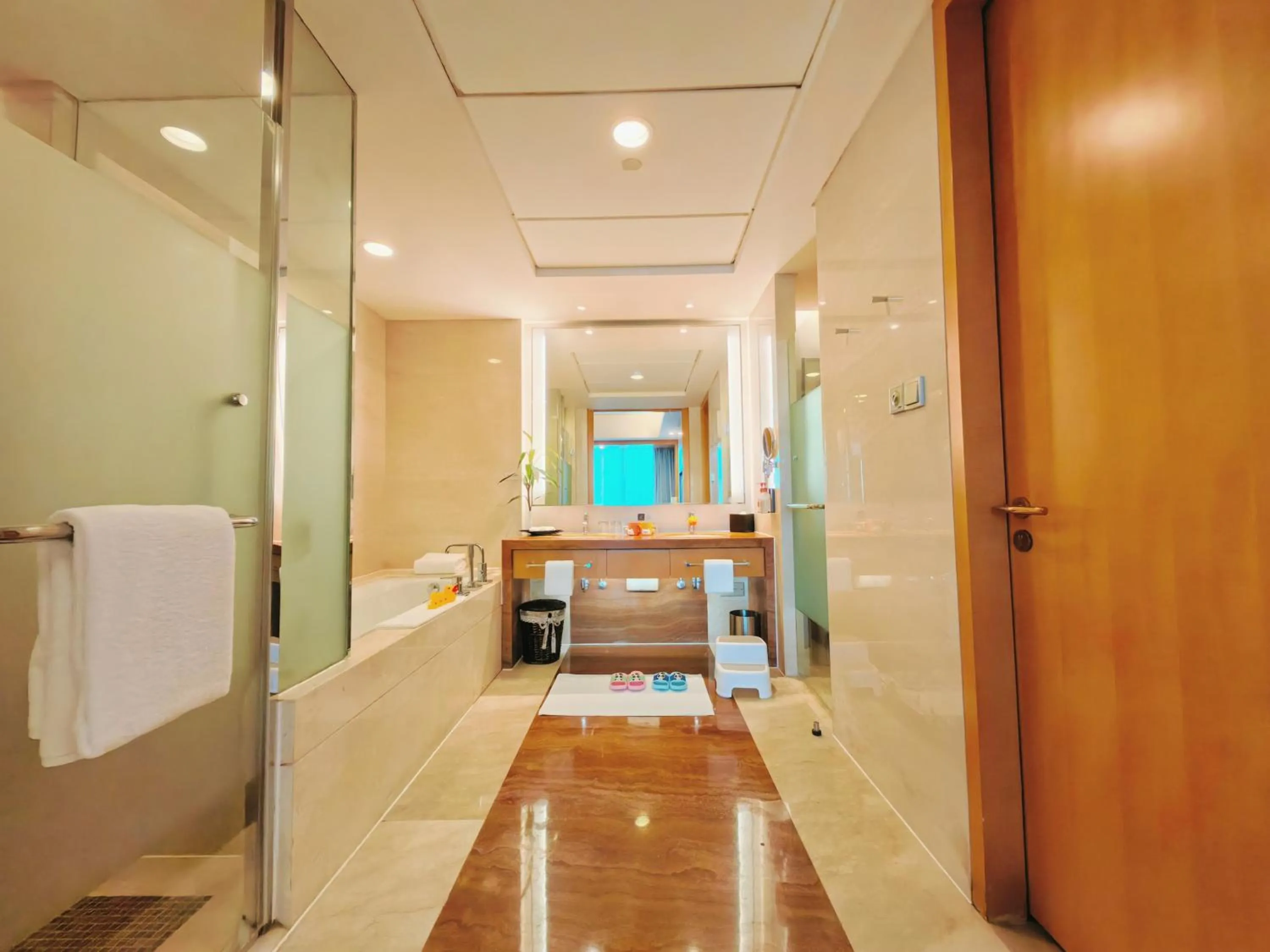 Bathroom, Bed in Crowne Plaza Yichang by IHG