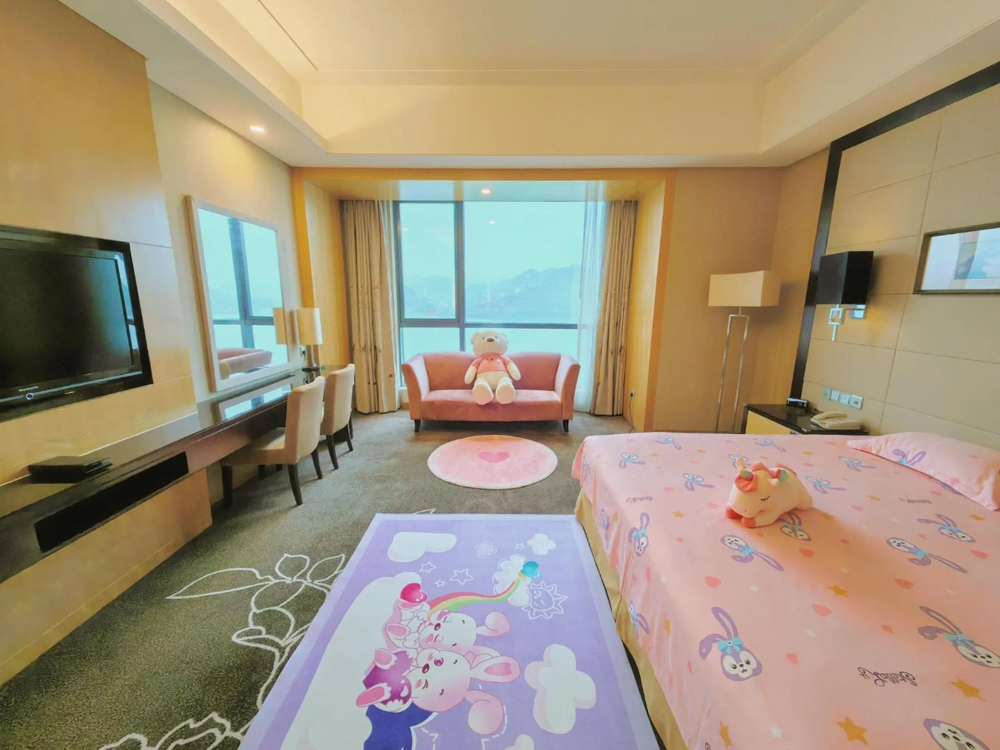 Photo of the whole room, Bed in Crowne Plaza Yichang by IHG