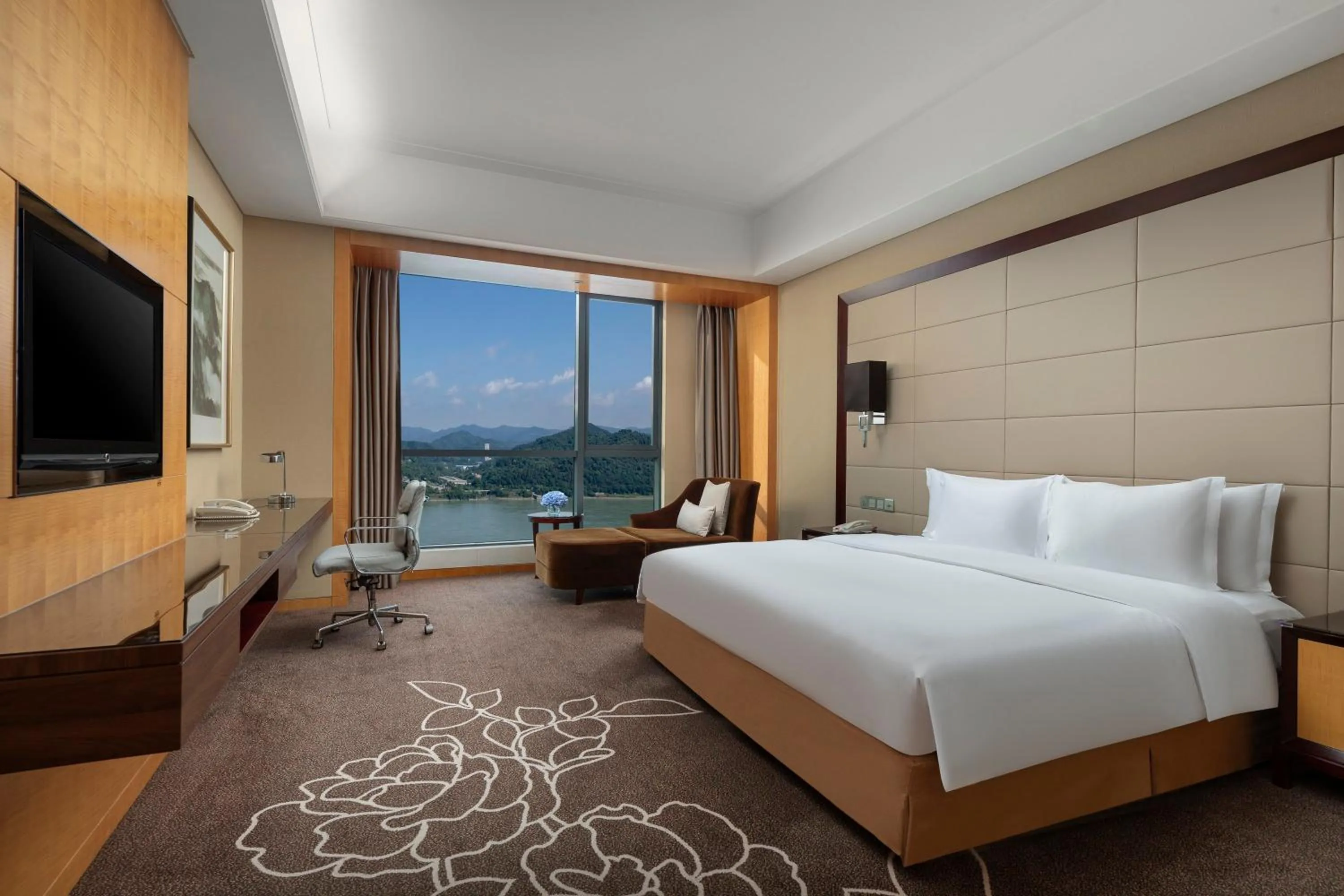 Photo of the whole room, Bed in Crowne Plaza Yichang by IHG