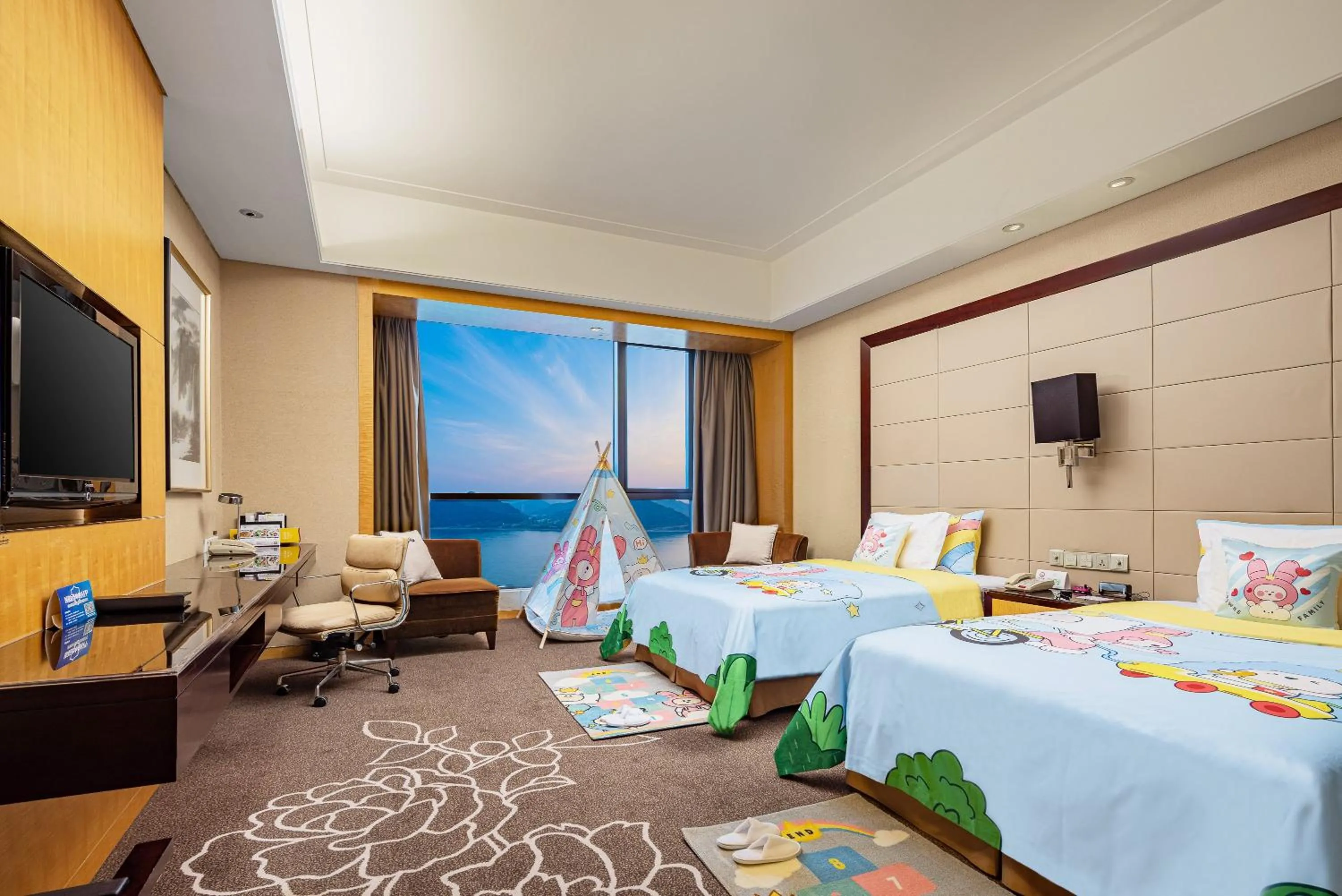 Photo of the whole room, Bed in Crowne Plaza Yichang by IHG