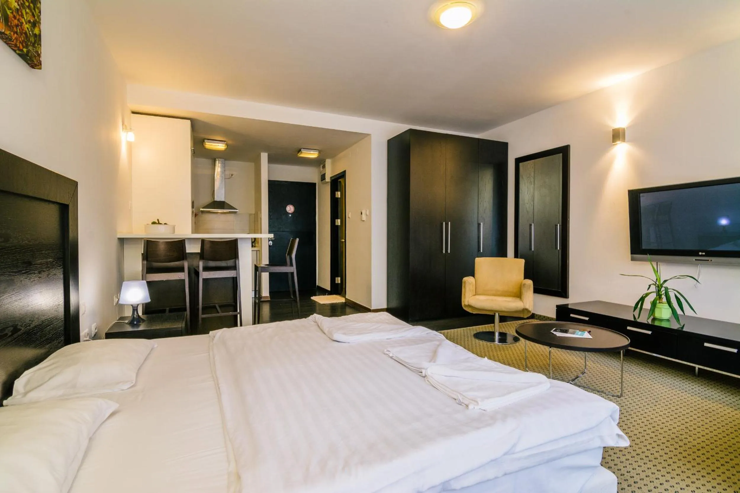 TV and multimedia, Bed in City Gardens Hotel & Wellness