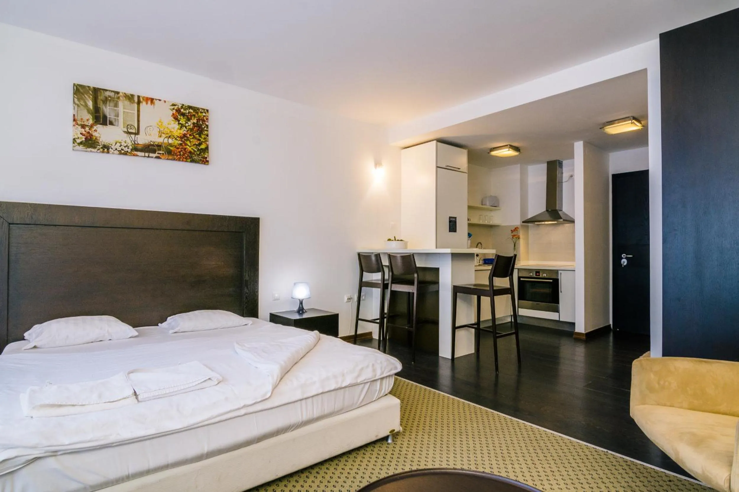 Kitchen or kitchenette, Bed in City Gardens Hotel & Wellness