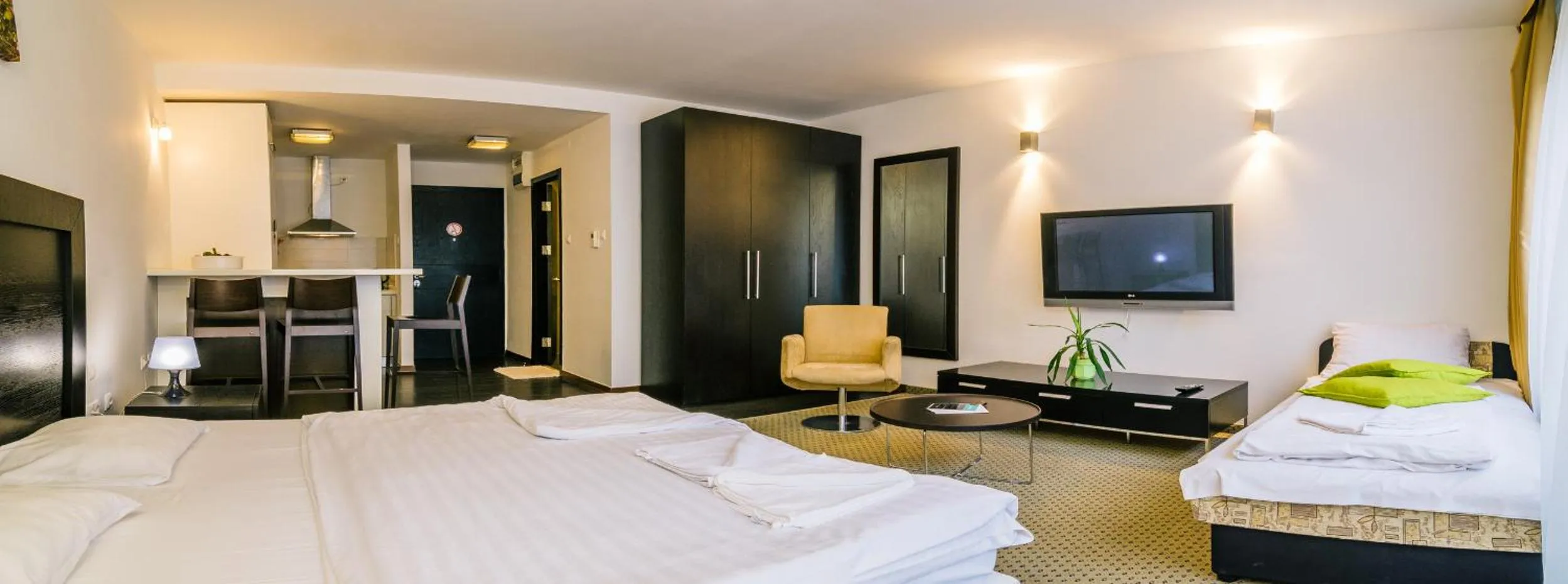 Living room, Bed in City Gardens Hotel & Wellness