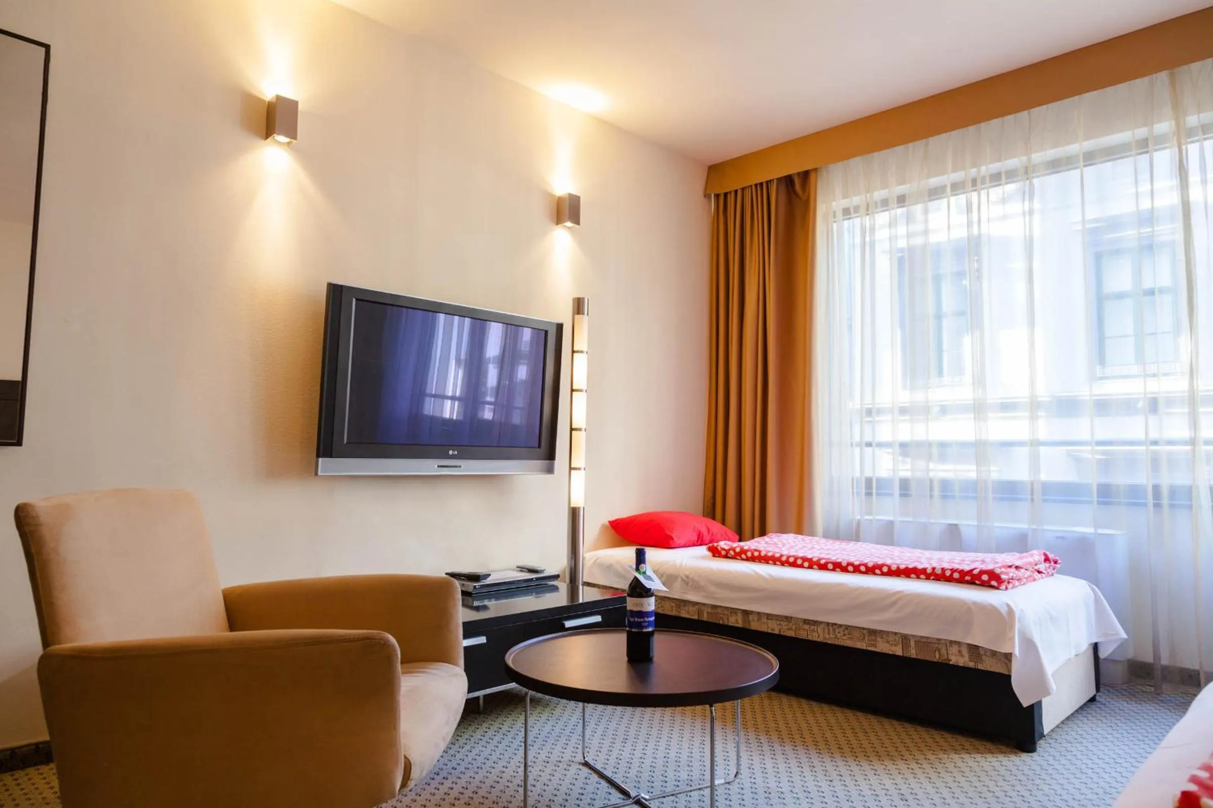 TV and multimedia, Bed in City Gardens Hotel & Wellness