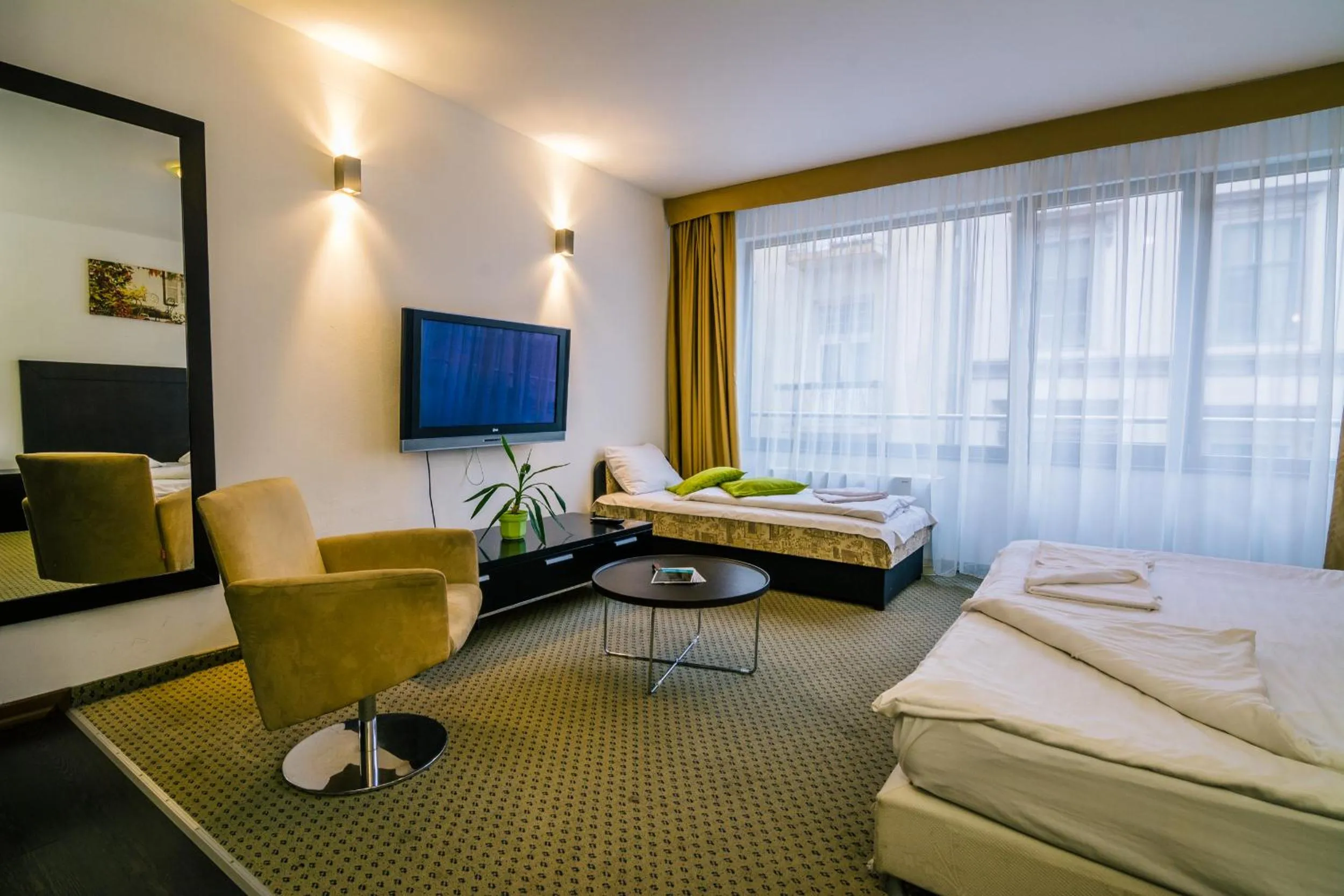 TV and multimedia, Bed in City Gardens Hotel & Wellness