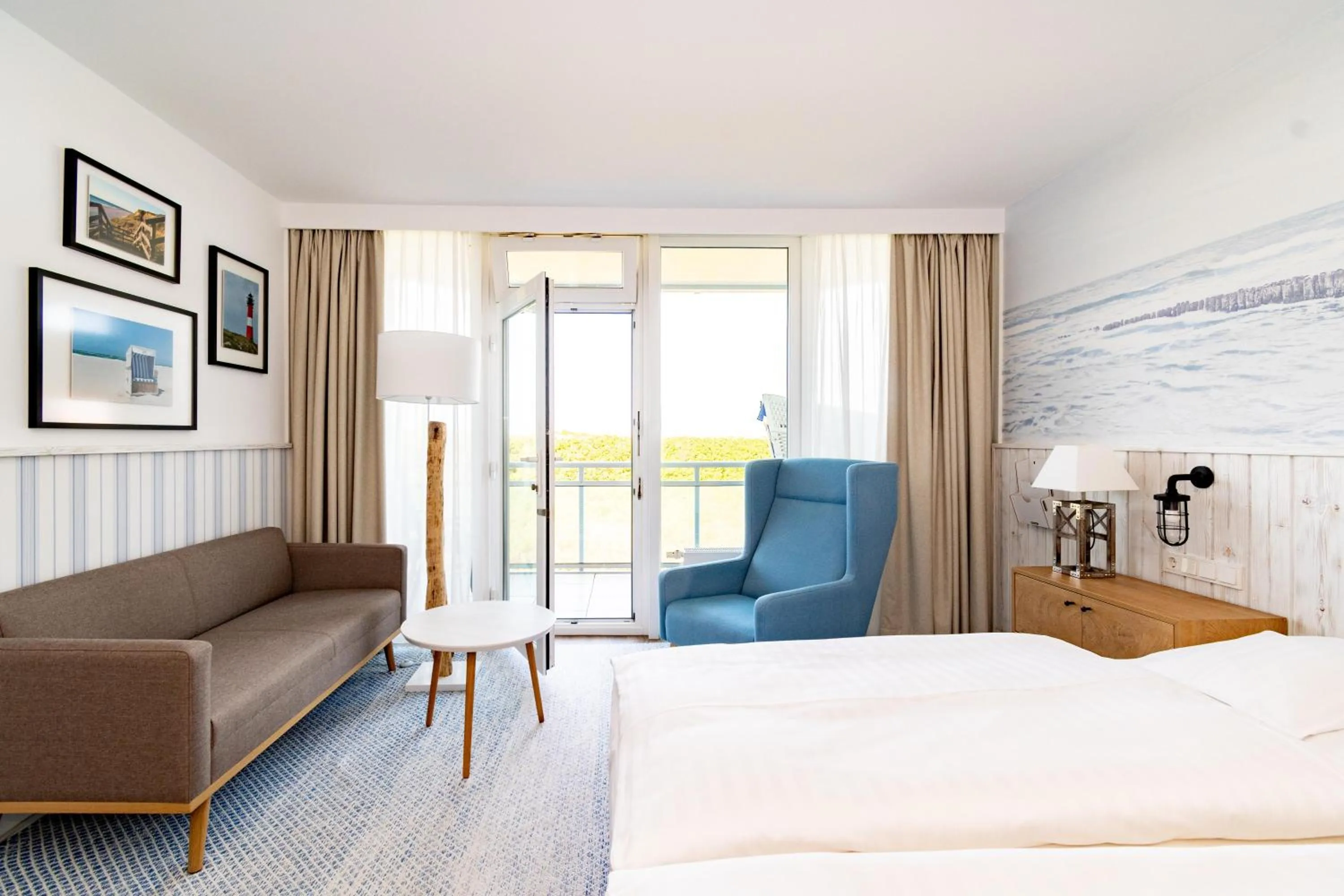 Photo of the whole room, Bed in Wyn. Strandhotel Sylt