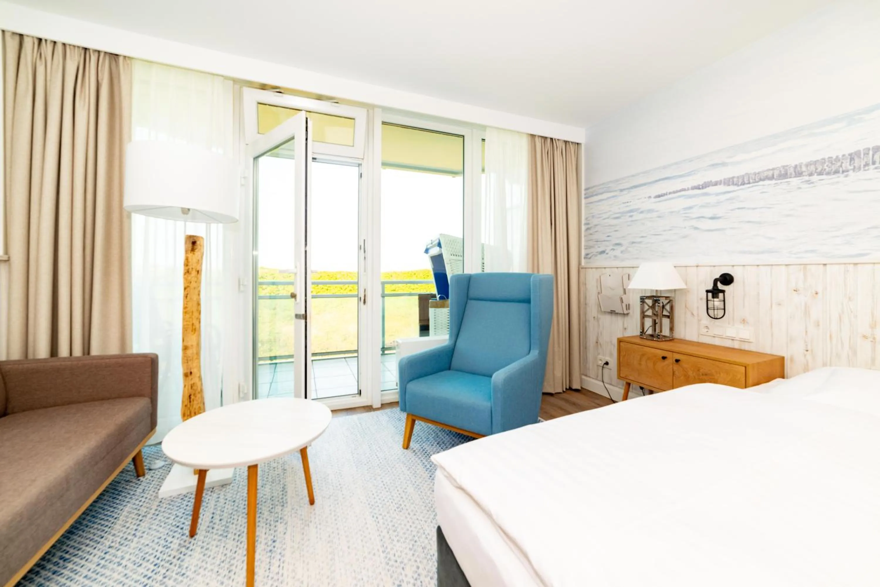 Photo of the whole room, Bed in Wyn. Strandhotel Sylt