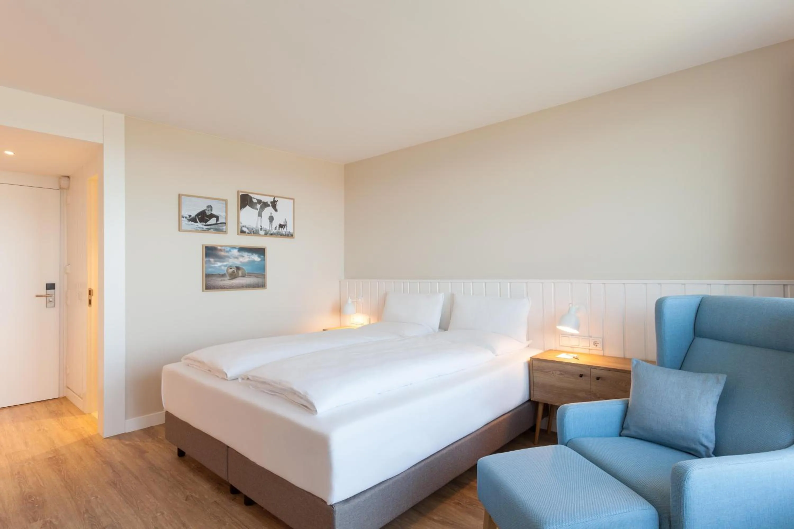 Photo of the whole room, Bed in Wyn. Strandhotel Sylt