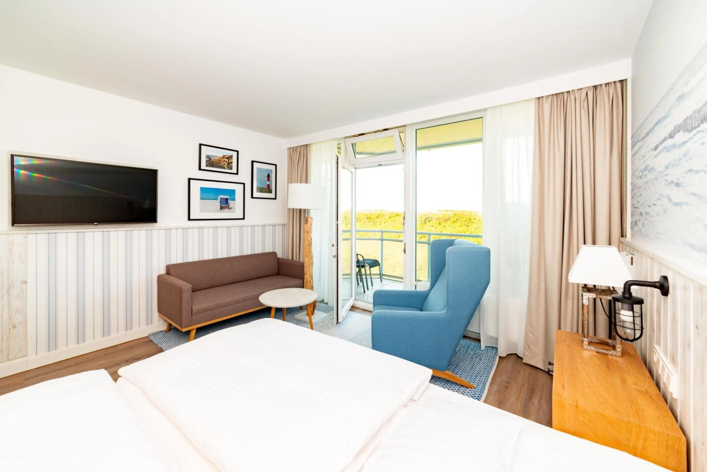 Photo of the whole room, Bed in Wyn. Strandhotel Sylt