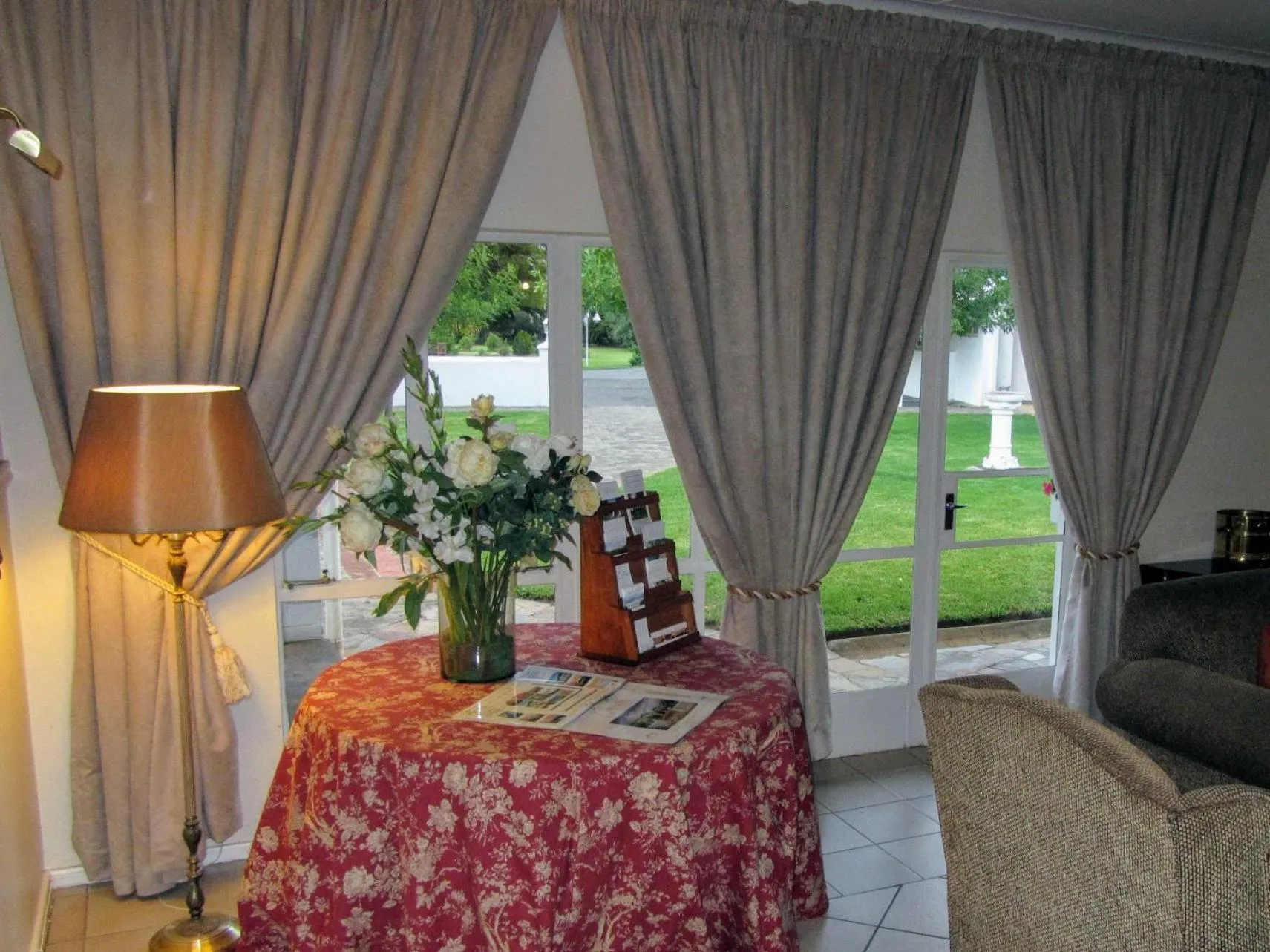 Living room, Bed in Umtali Country Inn