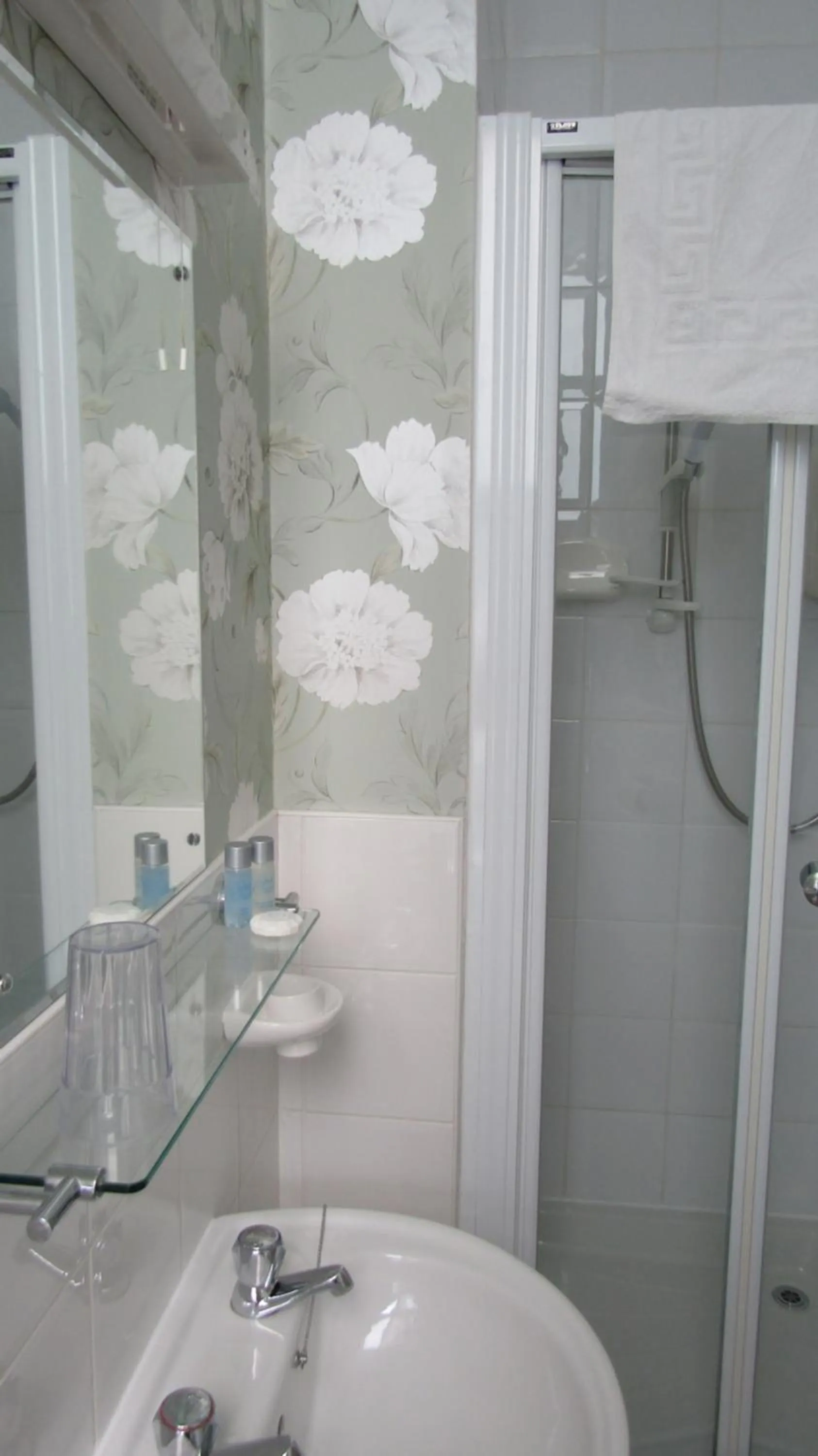 Shower in The Raincliffe Hotel