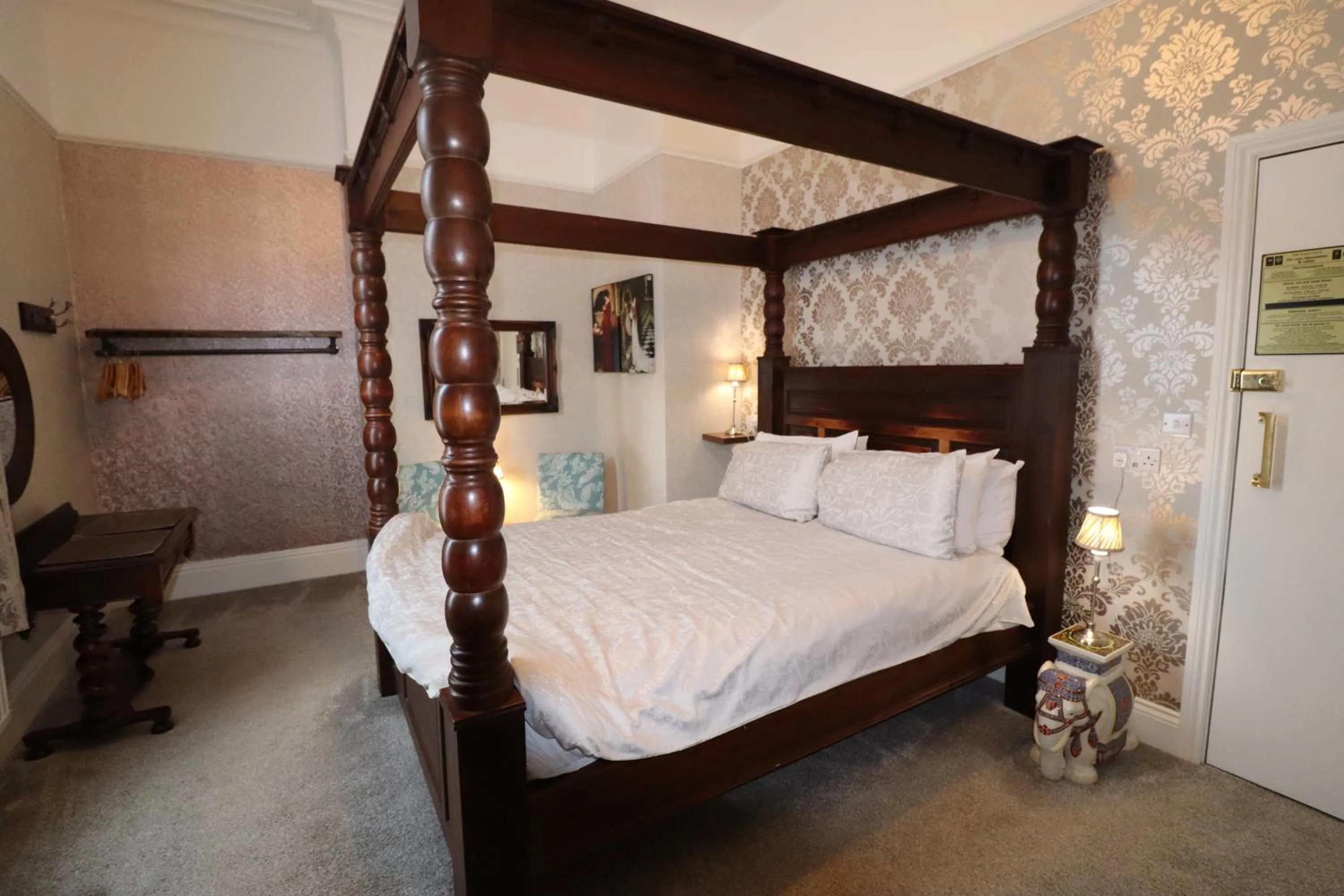 Bed in The Raincliffe Hotel