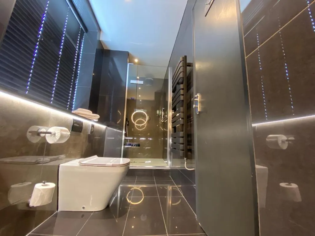 Shower in The Bold Hotel; BW Signature Collection