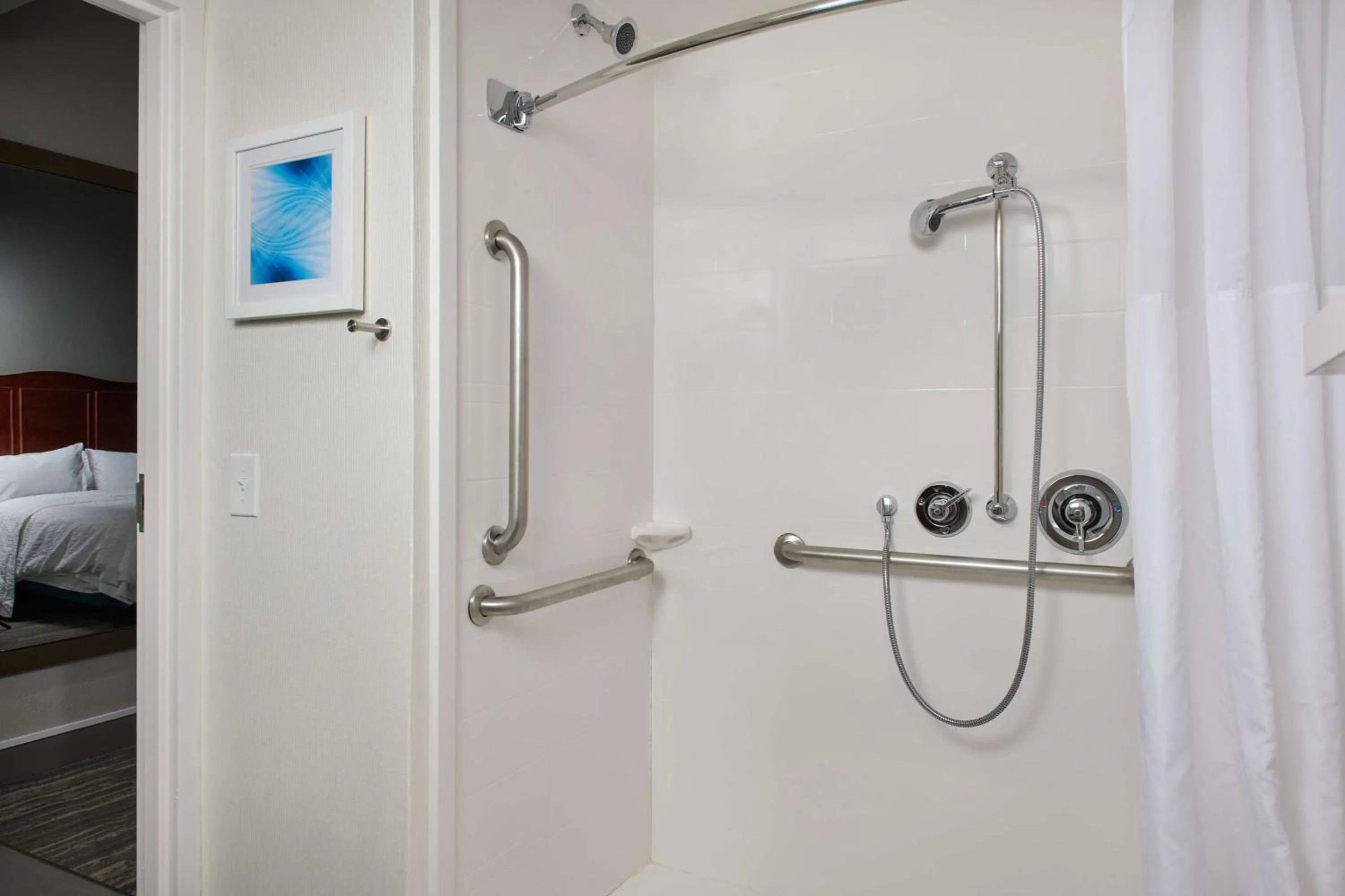 Bathroom, Bed in Hampton Inn Atlanta-Cumberland Mall/Cobb Galleria Area