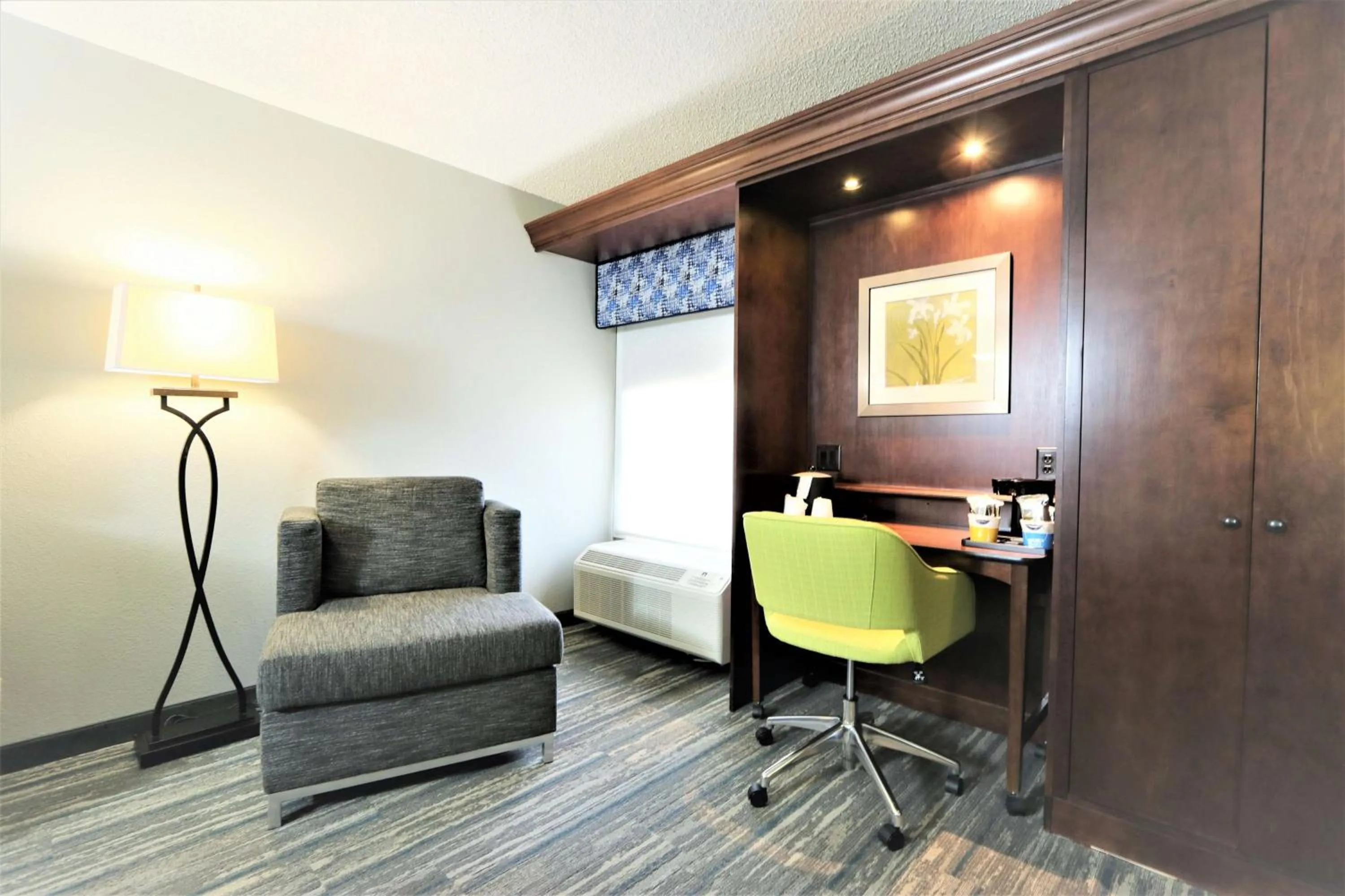 Bedroom in Hampton Inn Atlanta-Cumberland Mall/Cobb Galleria Area