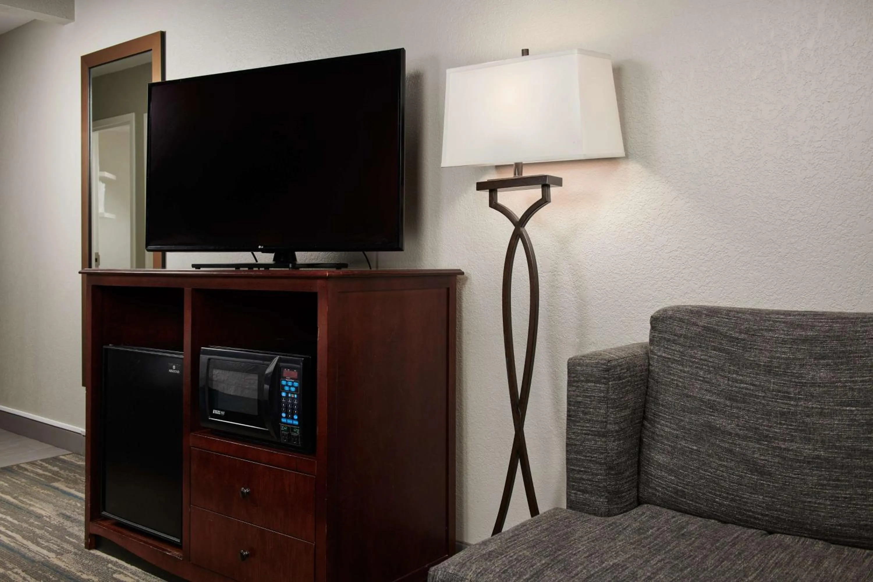 Living room in Hampton Inn Atlanta-Cumberland Mall/Cobb Galleria Area