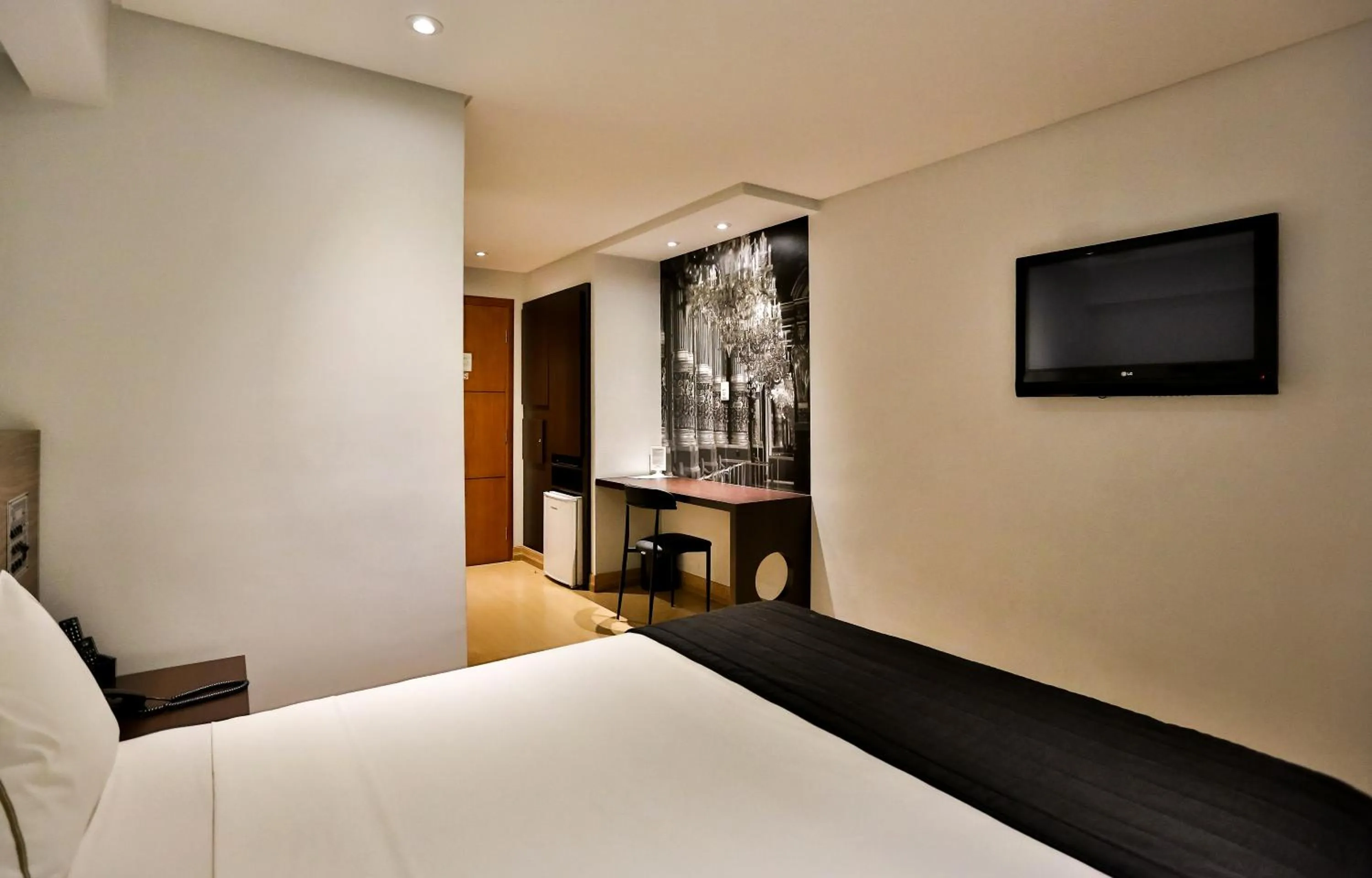 Photo of the whole room, Bed in Palais Hotel