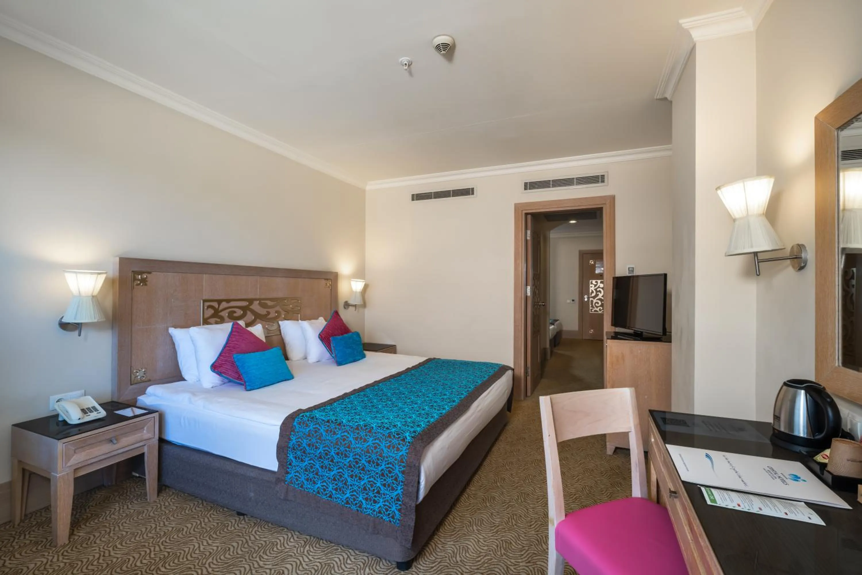 Property building, Bed in Crystal De Luxe Comfort Collection - All Inclusive