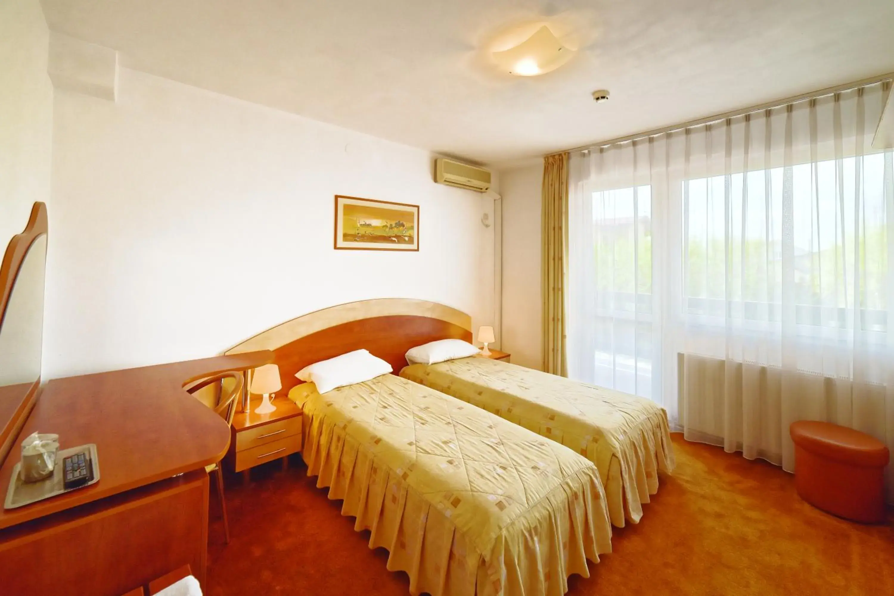 Twin Room - single occupancy in Hotel Oasis Twin Room - single occupancy in Hotel Oasis