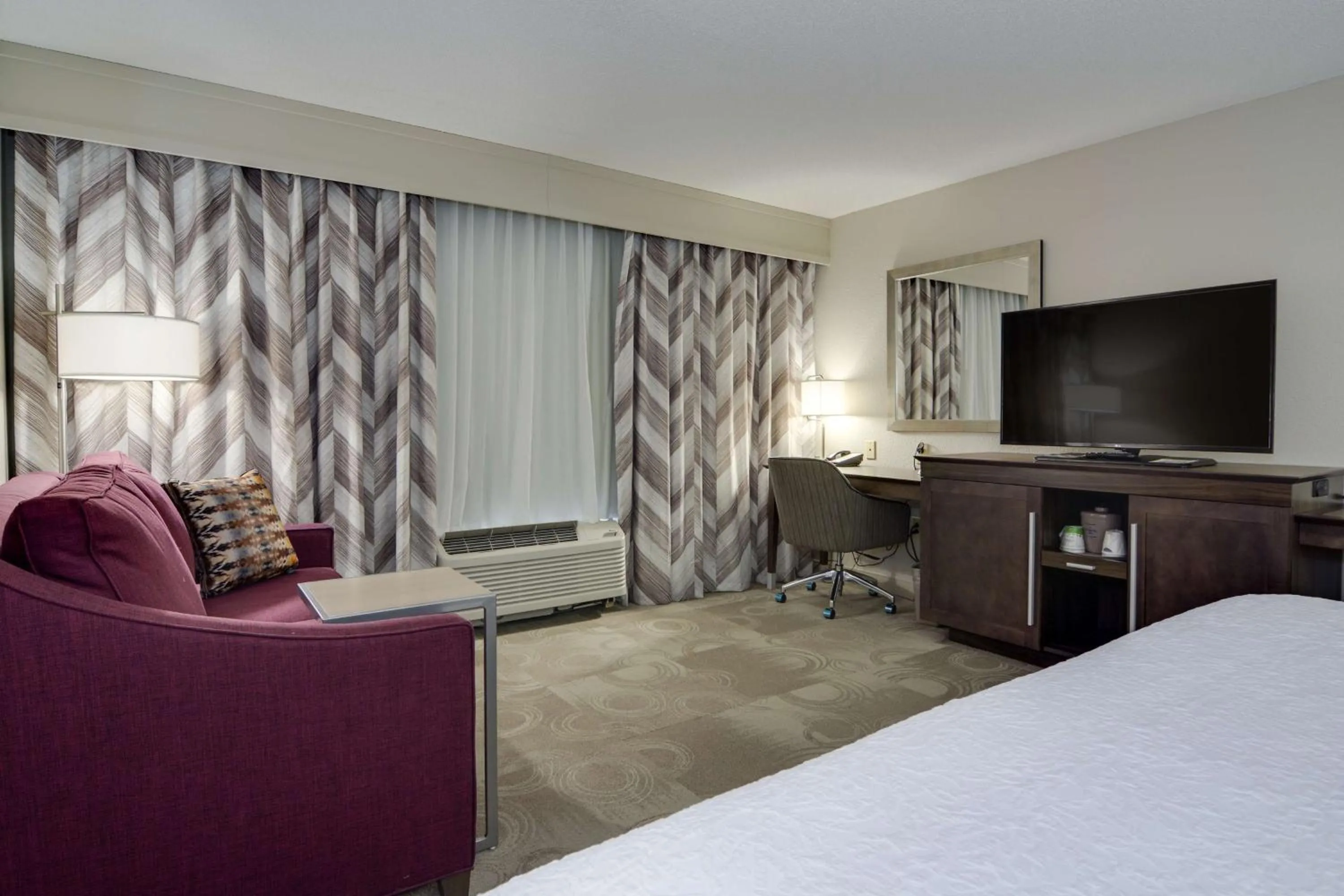 Bedroom, Bed in Hampton Inn Atlanta-Fairburn