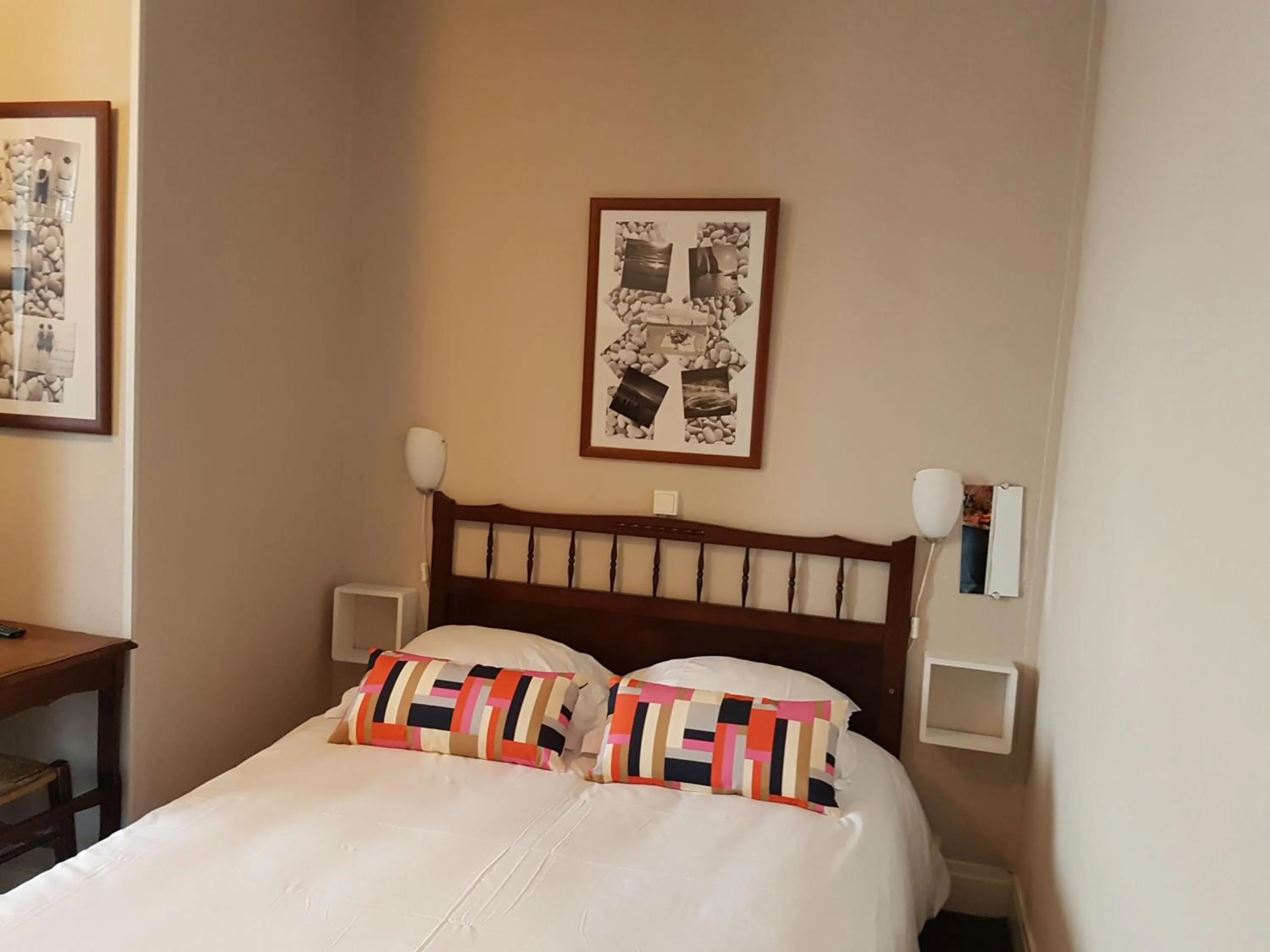 Bed in Hotel de Normandie