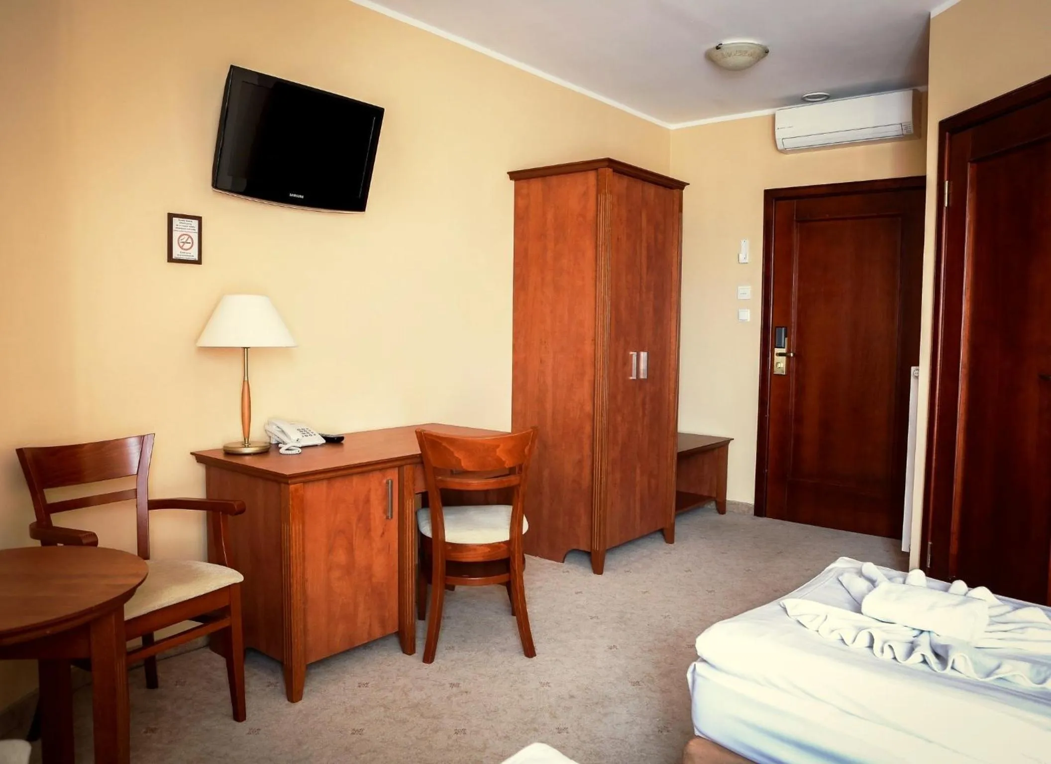 Photo of the whole room, Bed in Eden