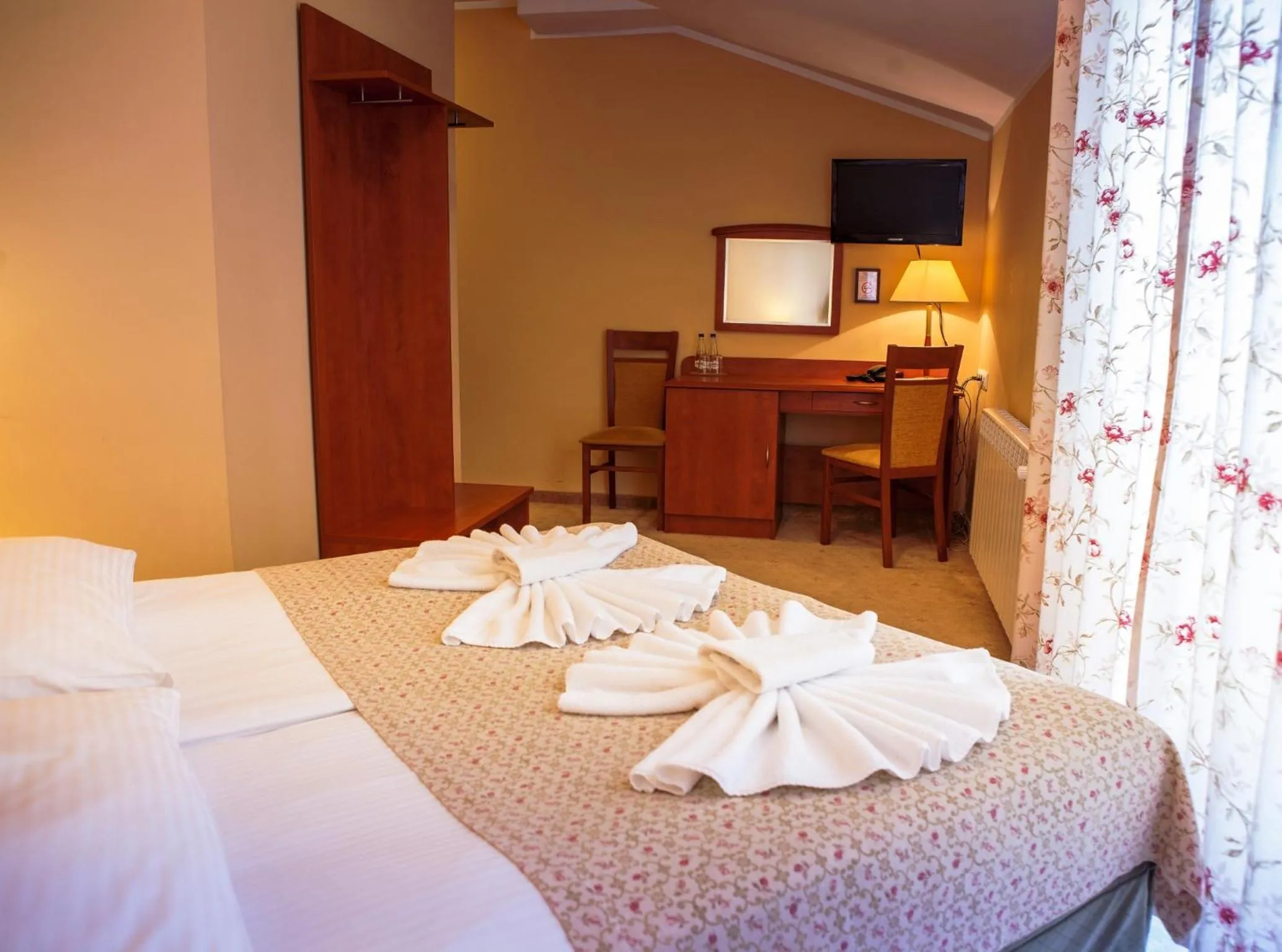 Photo of the whole room, Bed in Eden