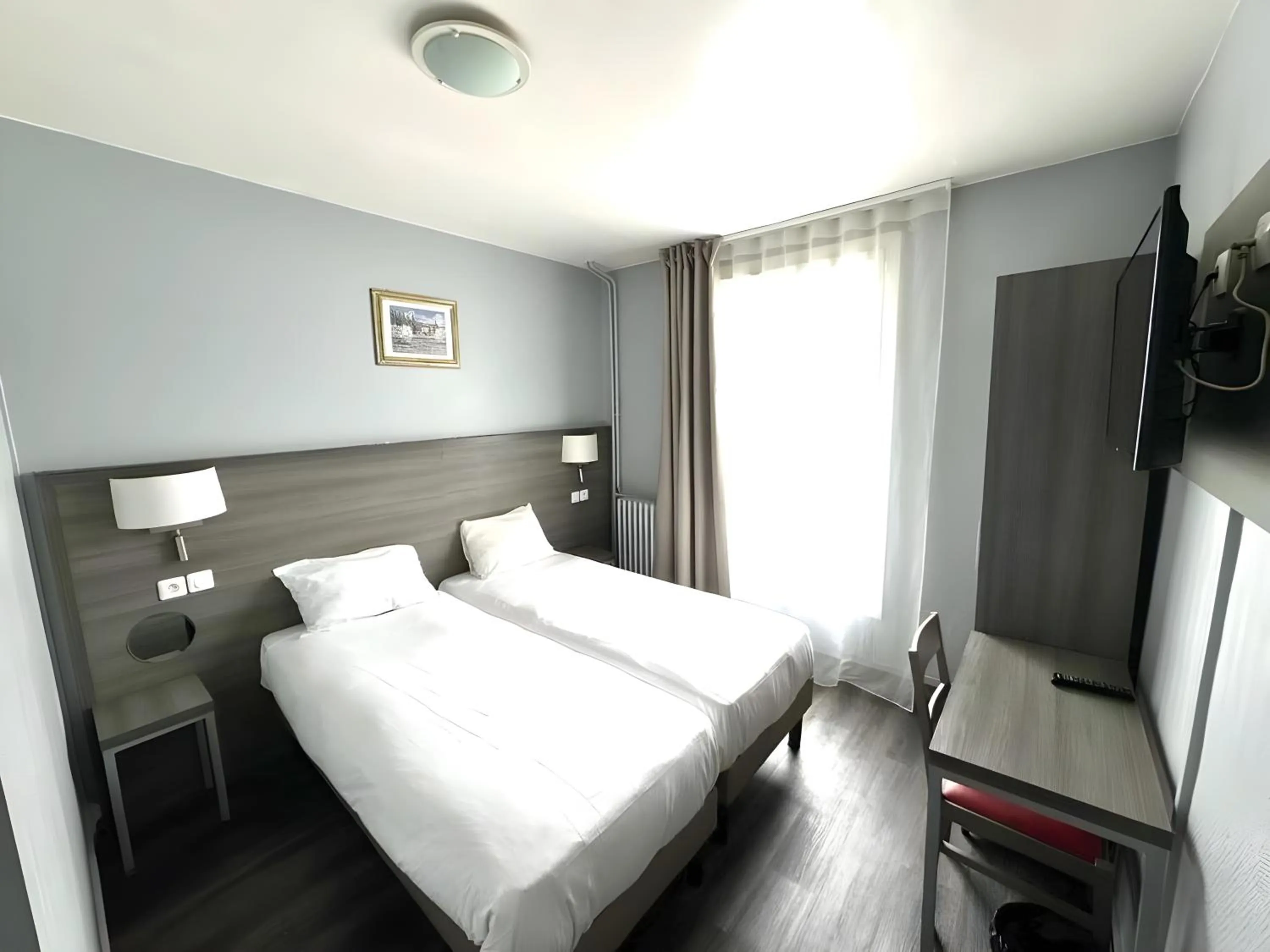 Bed in Hipotel Paris Père-Lachaise République