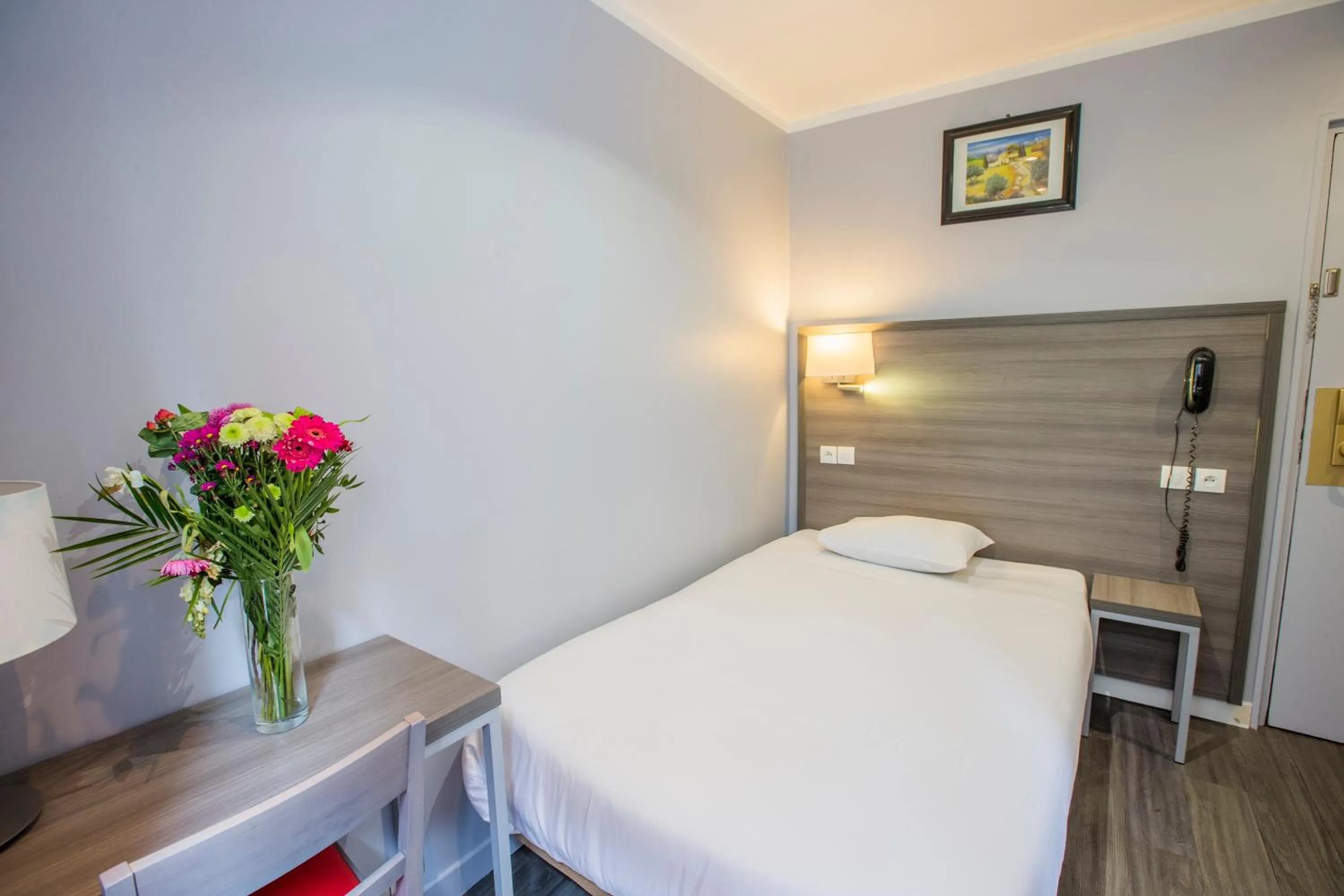 Bed in Hipotel Paris Père-Lachaise République