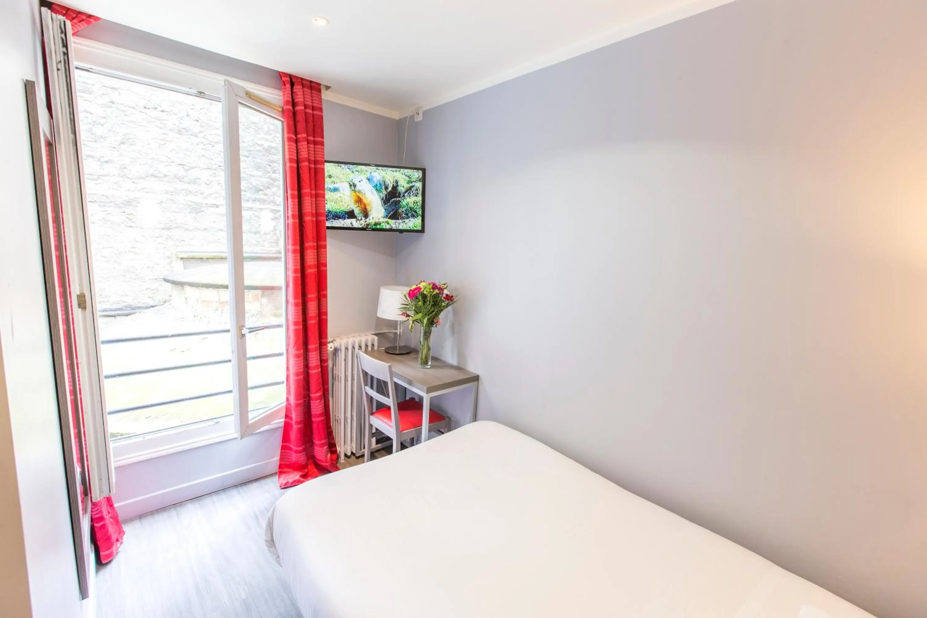 Bed in Hipotel Paris Père-Lachaise République